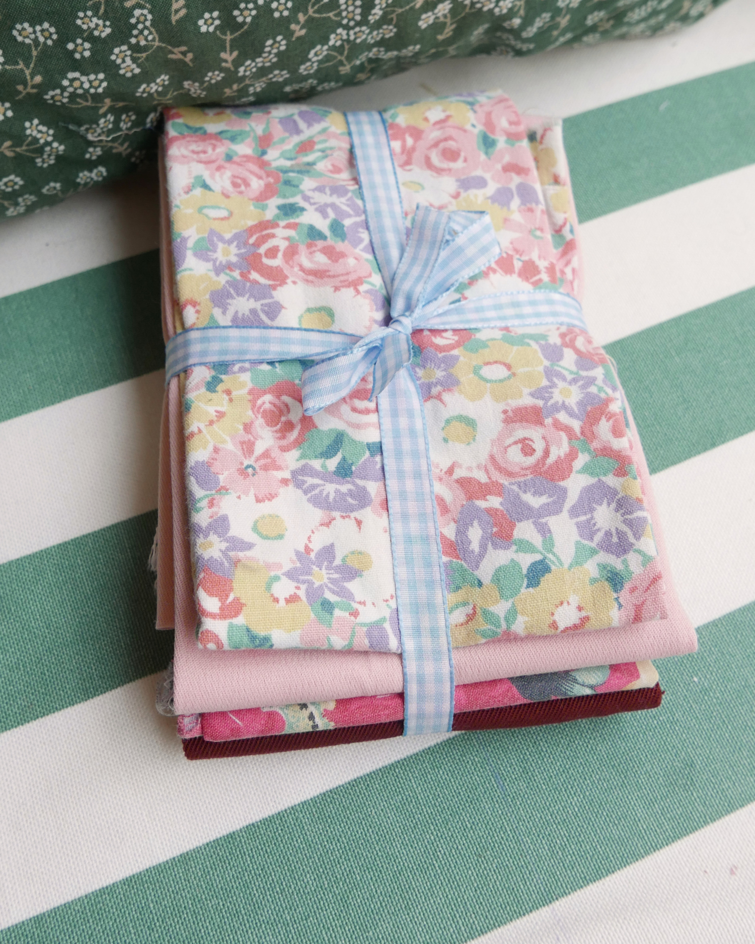 Chutes de tissus rose