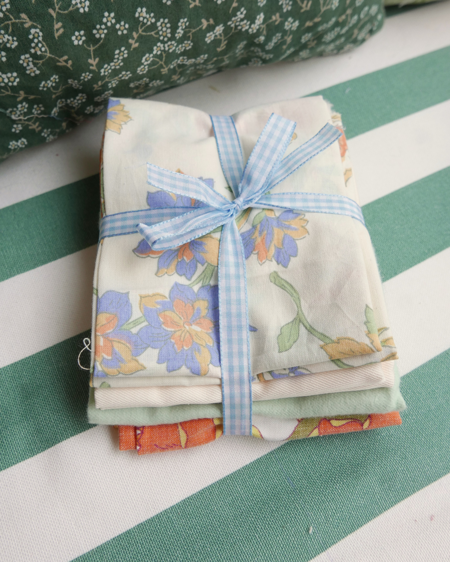 Chutes de tissus orange