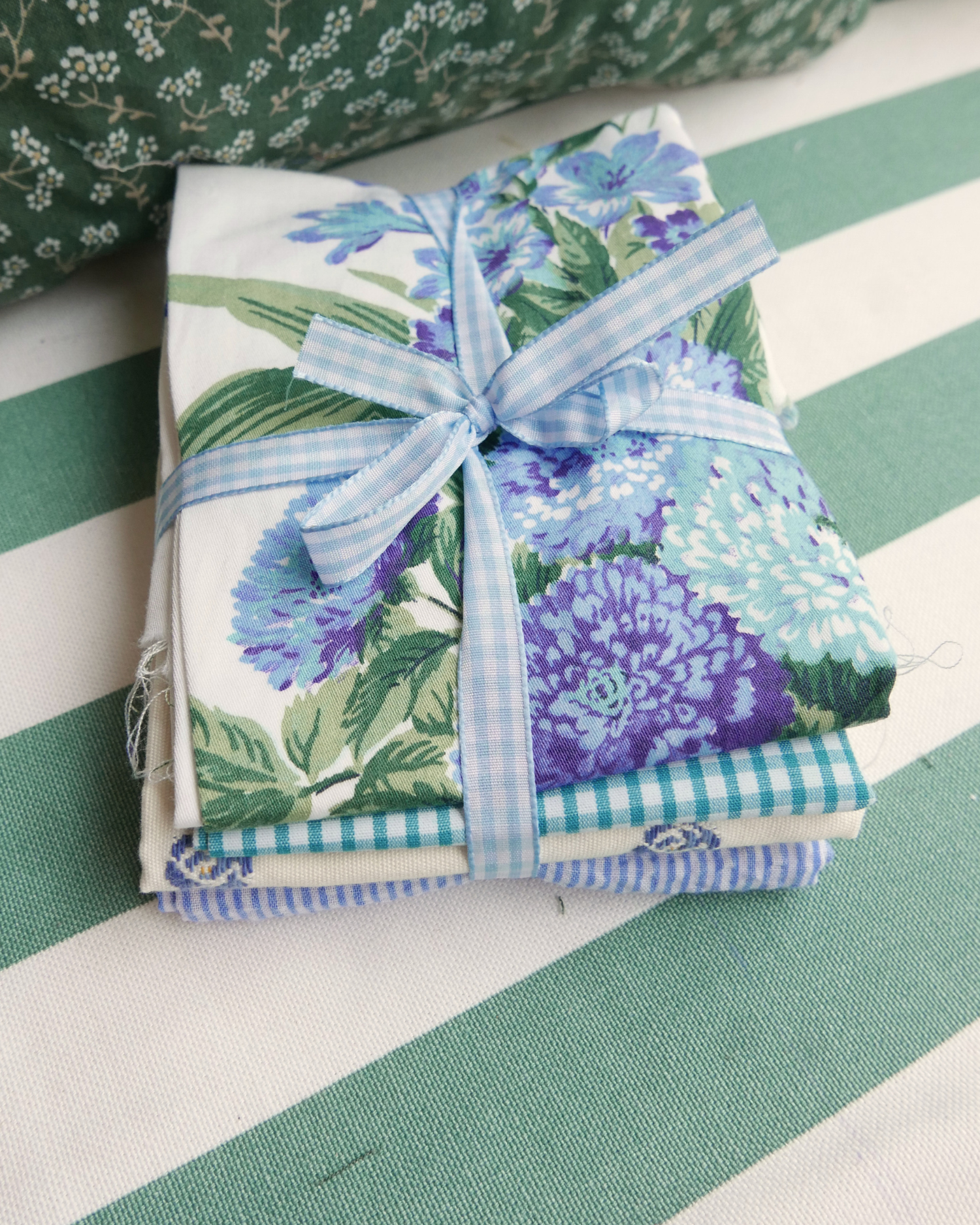 Chutes de tissus bleues