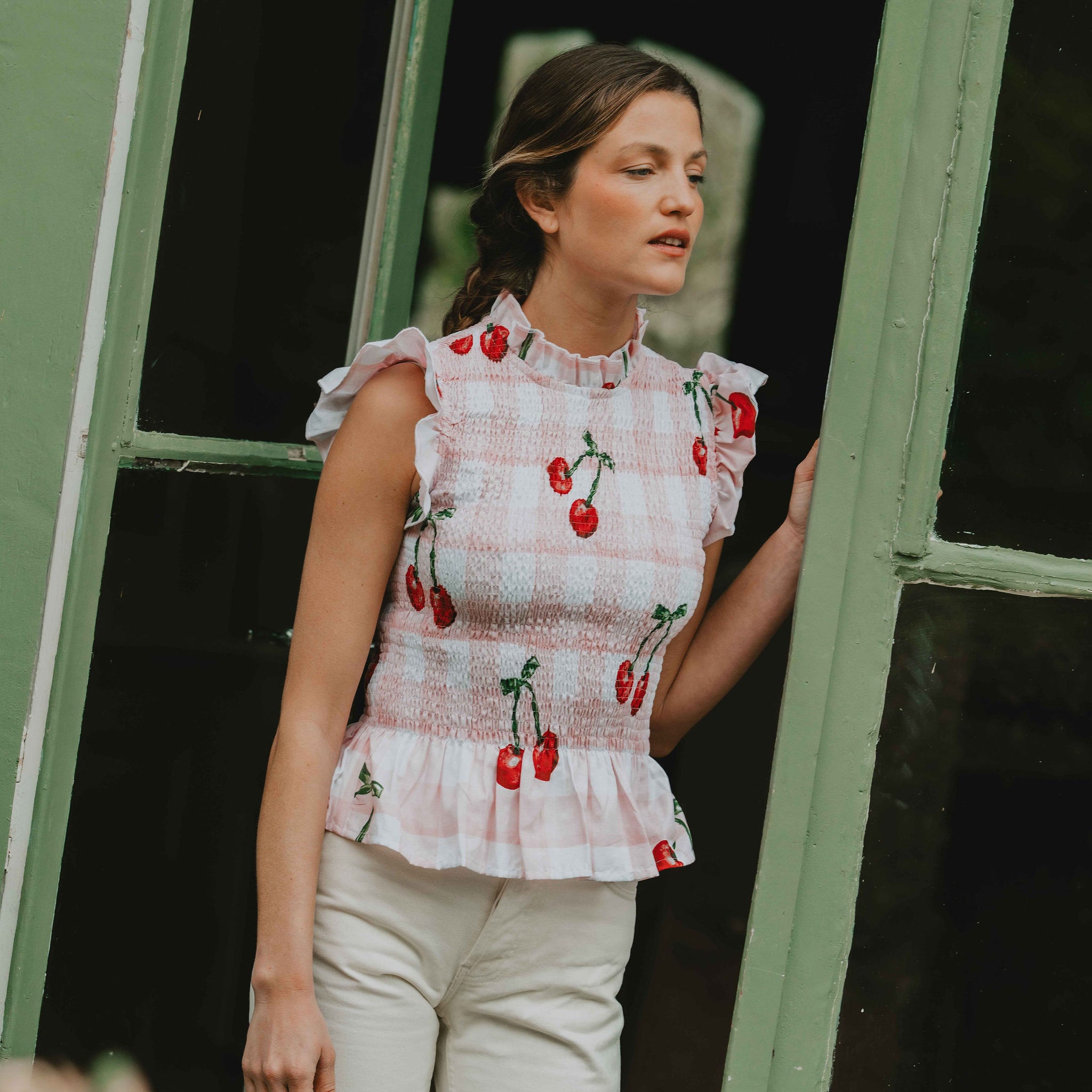 Patron de couture top Hortense sans manches avec tissu froncé élastiqué, encolure montante et bas volanté