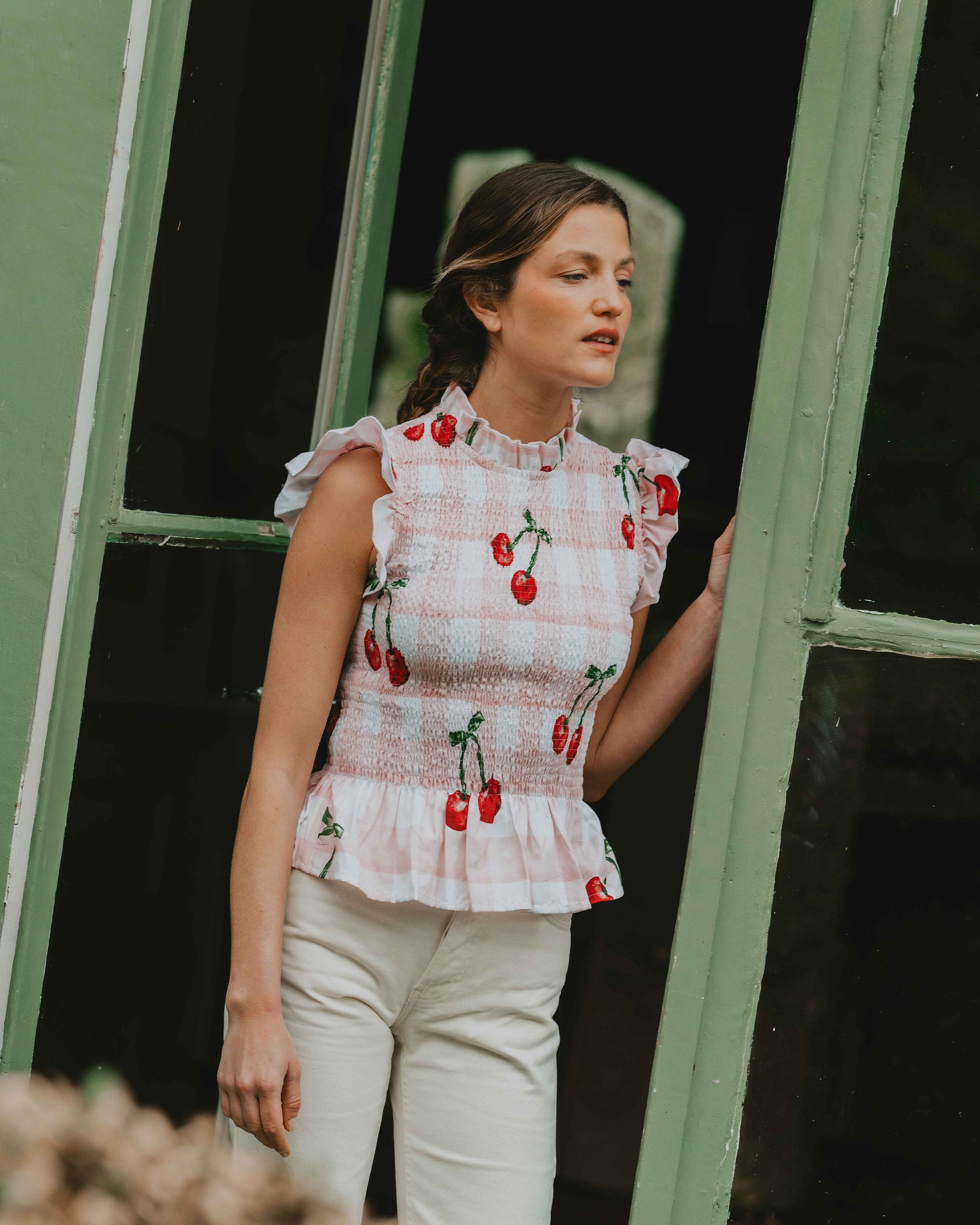 Patron de couture top Hortense sans manches avec tissu froncé élastiqué, encolure montante et bas volanté