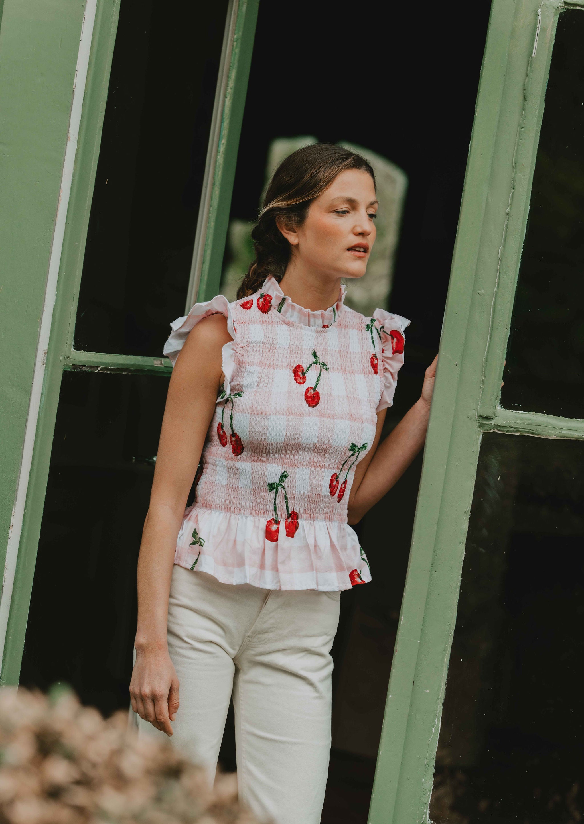 Patron de couture top Hortense sans manches avec tissu froncé élastiqué, encolure montante et bas volanté