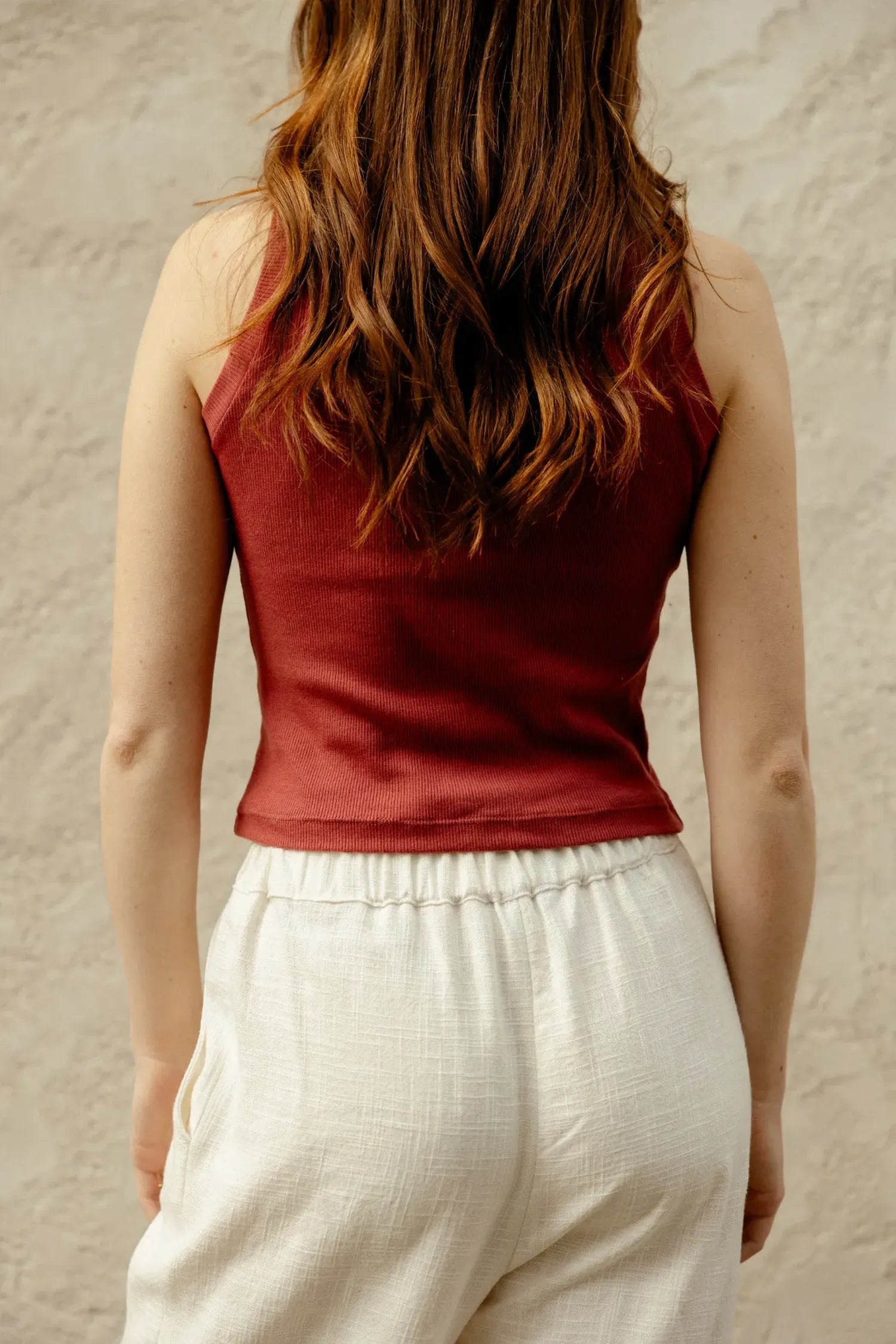 Patron du débardeur Alizée en rouge, couture simple