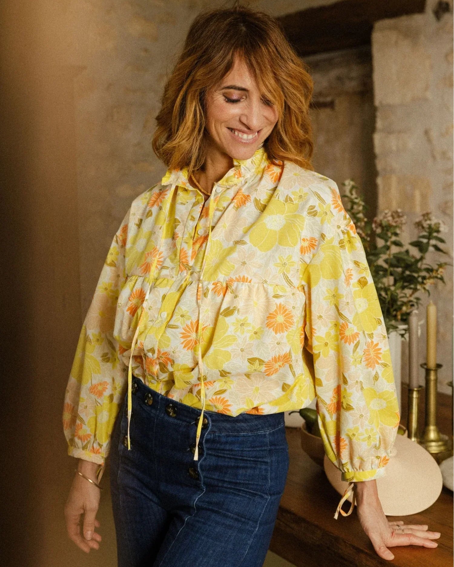 Kit couture de la blouse Louise, Maéli, personnalisé et upcyclé. Modèle fleuri jaune.