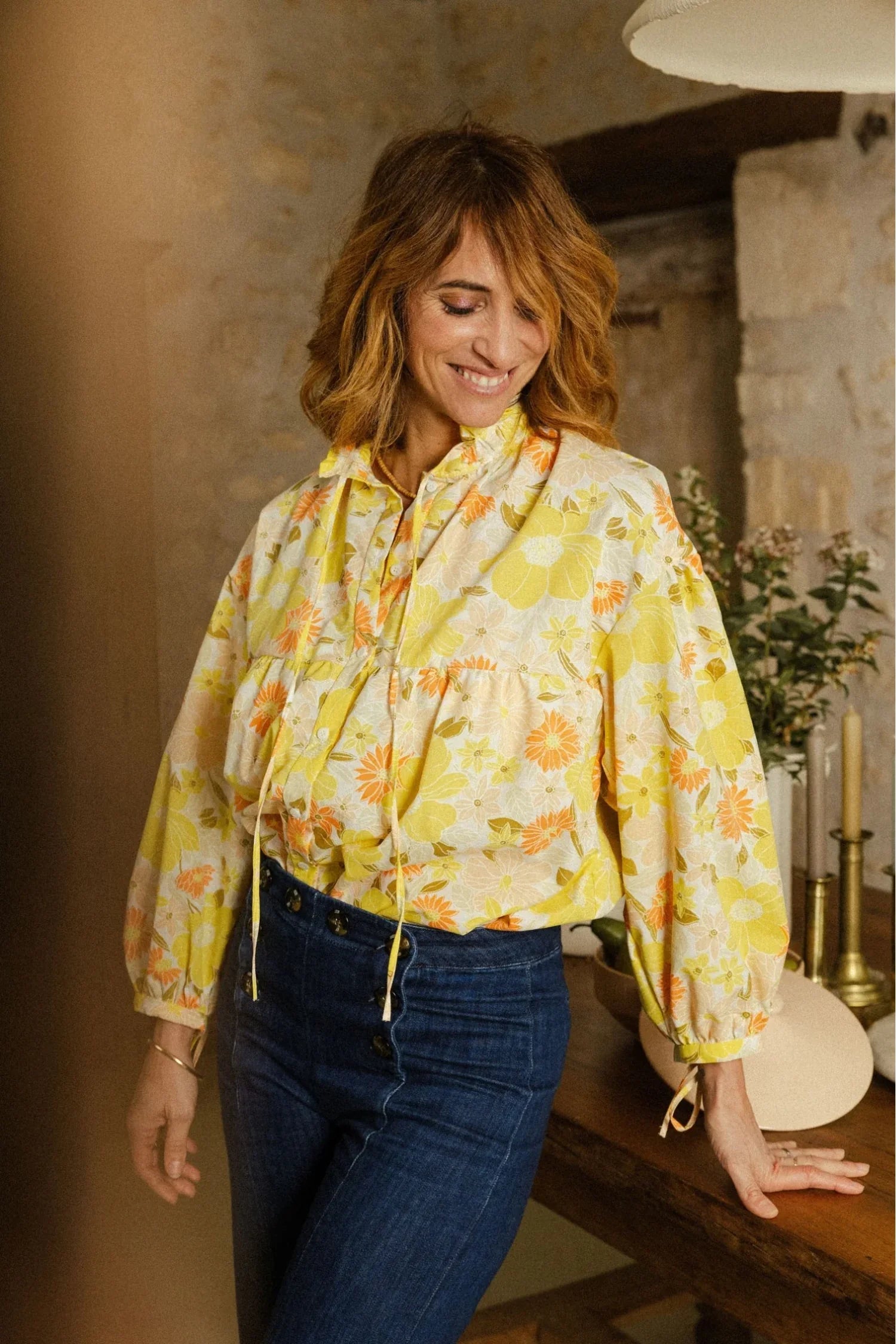 Kit couture de la blouse Louise, Maéli, personnalisé et upcyclé. Modèle fleuri jaune.