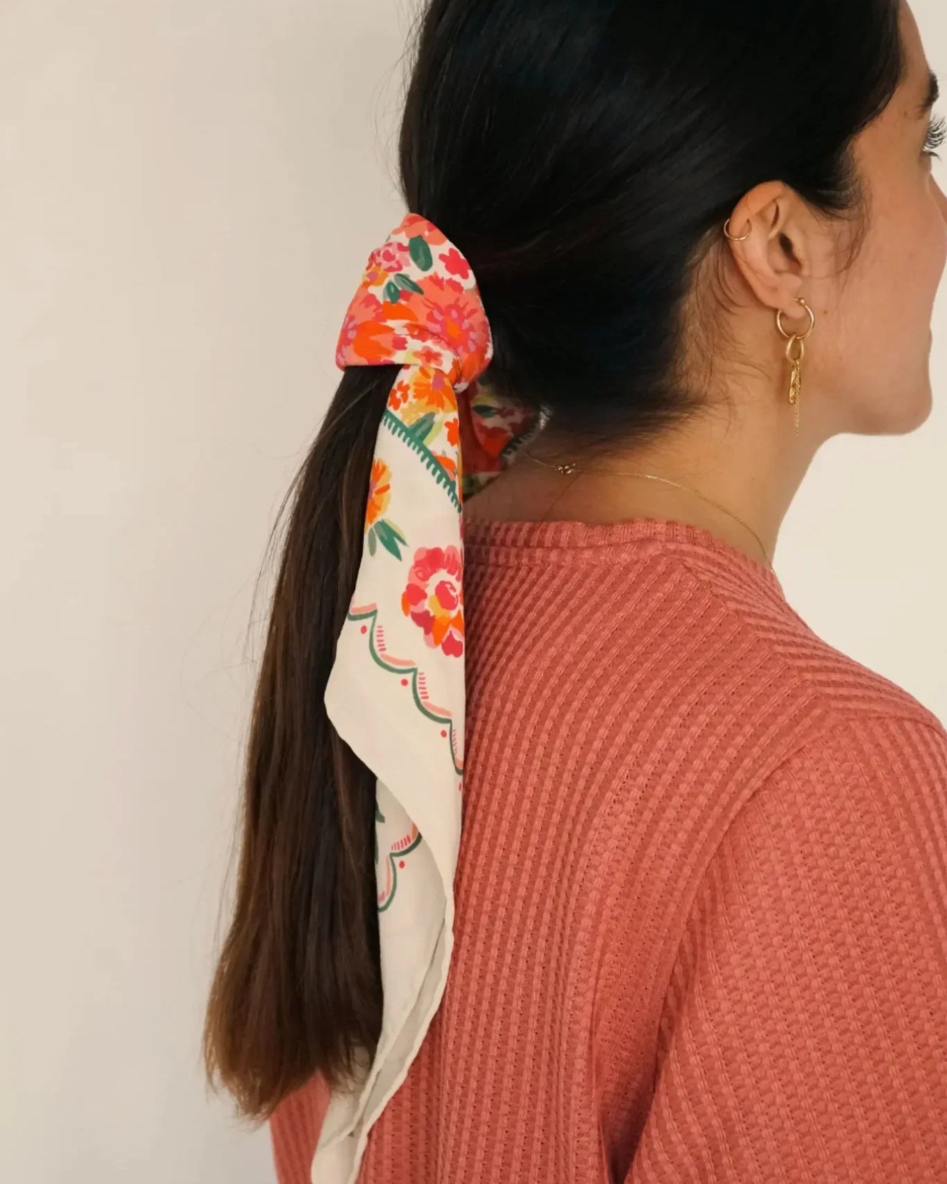 Kit couture, le foulard en soie écru et fleuri à mettre dans les cheveux.