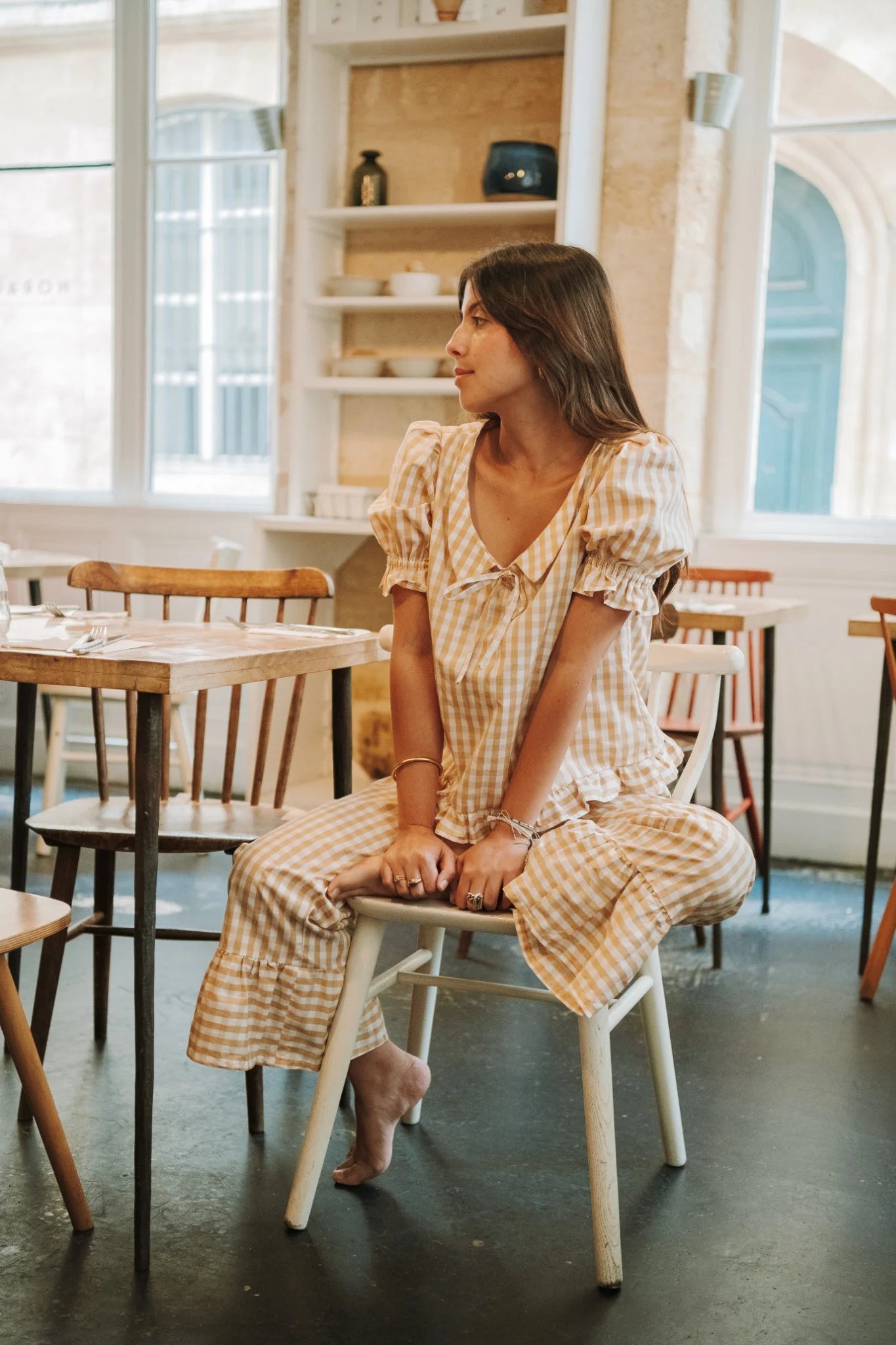 Kit couture Maéli pour réaliser l'ensemble Pauline dans un tissu vichy jaune. Le kit est personnalisable.