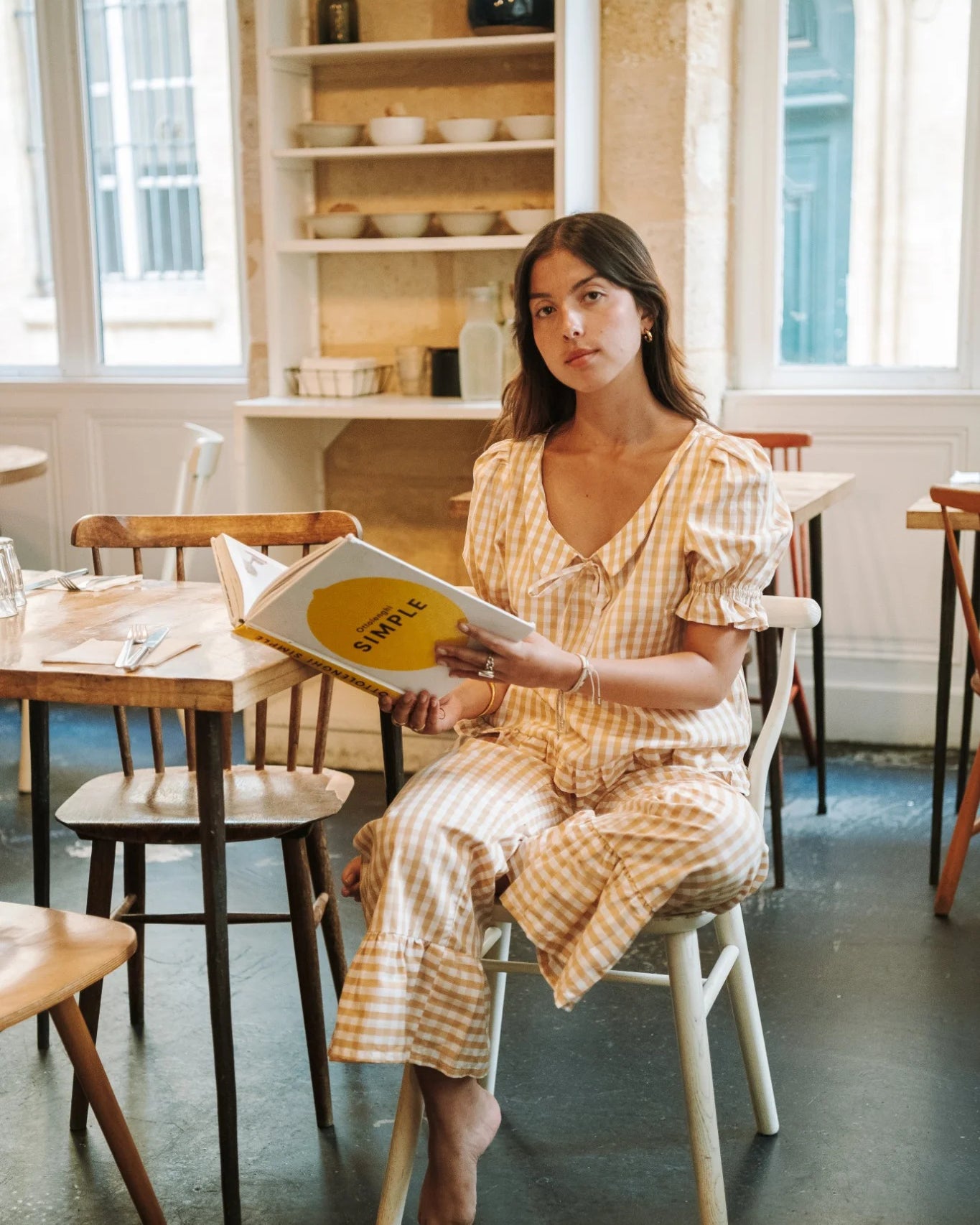 Kit couture Maéli pour réaliser l'ensemble Pauline dans un tissu vichy jaune.