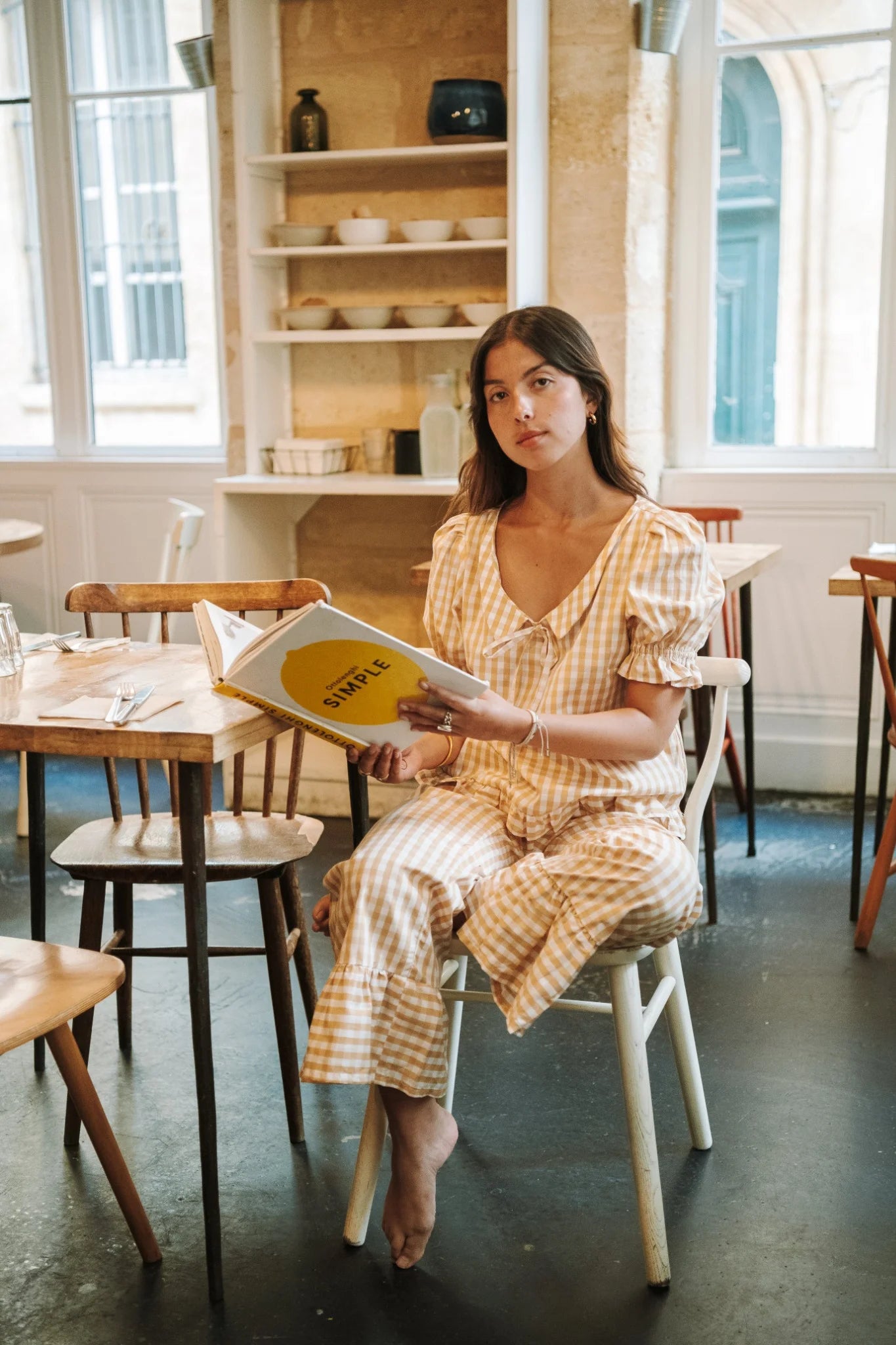 Kit couture Maéli pour réaliser l'ensemble Pauline dans un tissu vichy jaune.