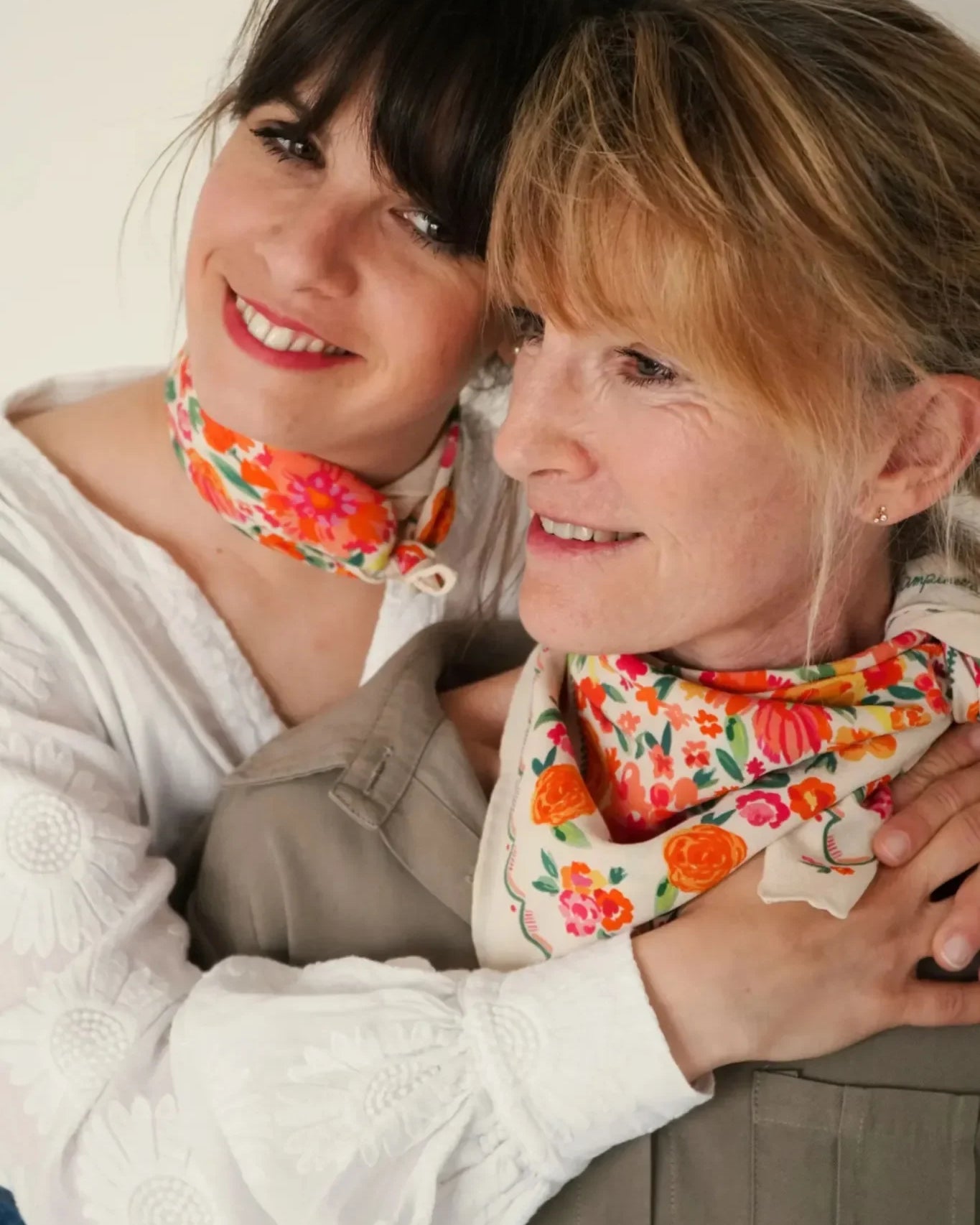 Kit couture, le foulard en soie écru et fleuri.