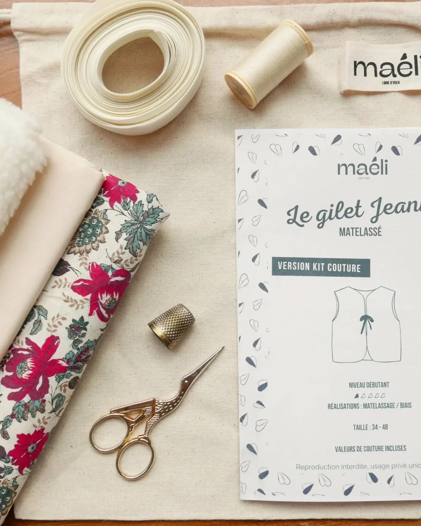 Contenus du kit couture pour réaliser le gilet Jeanne Maéli Paris.
