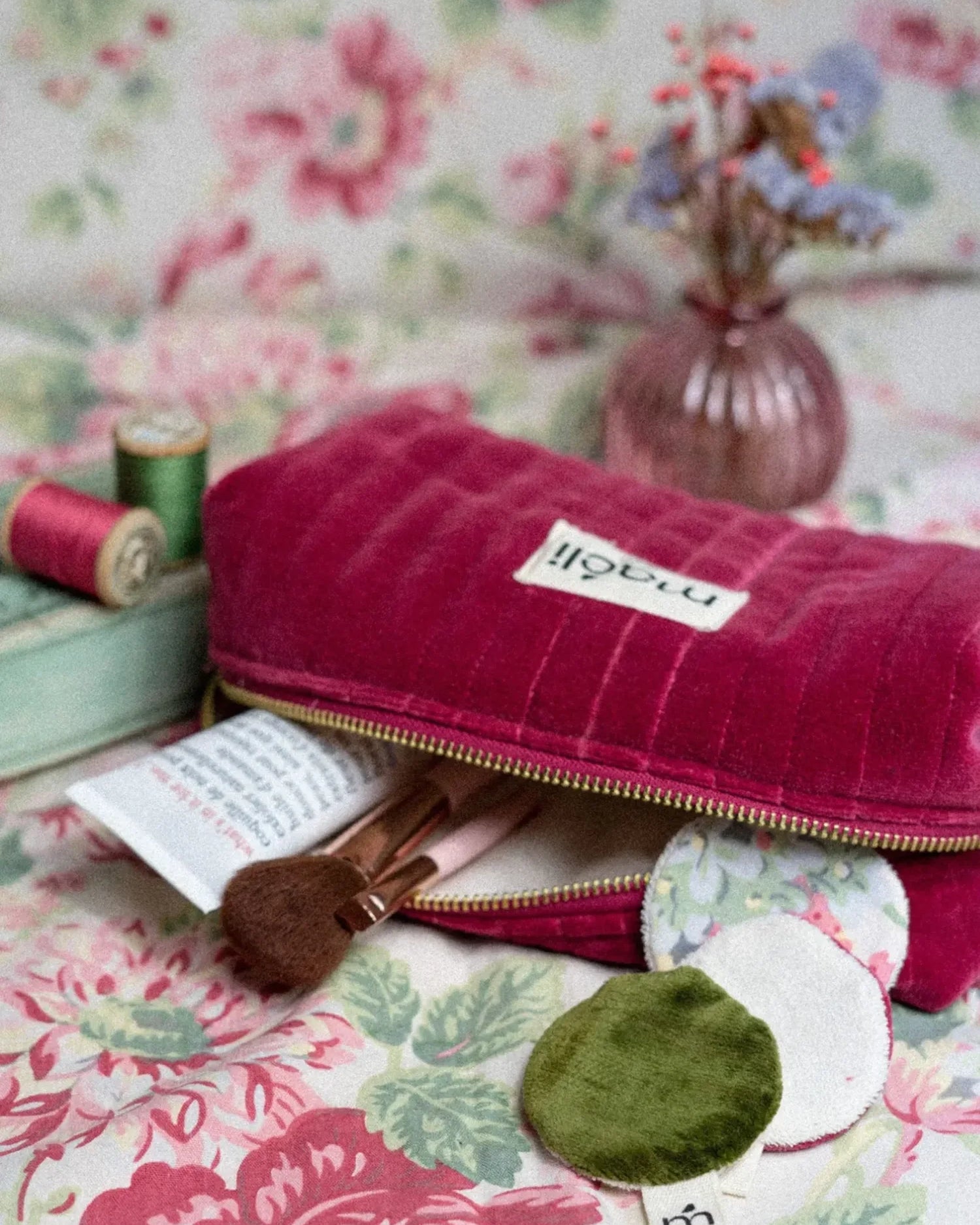 Kit couture de la trousse Joséphine by Maéli en velours rose.
