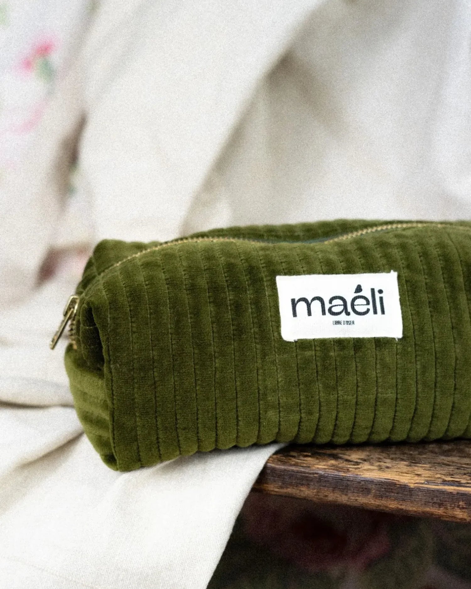 Kit couture de la trousse Joséphine by Maéli en velours vert.