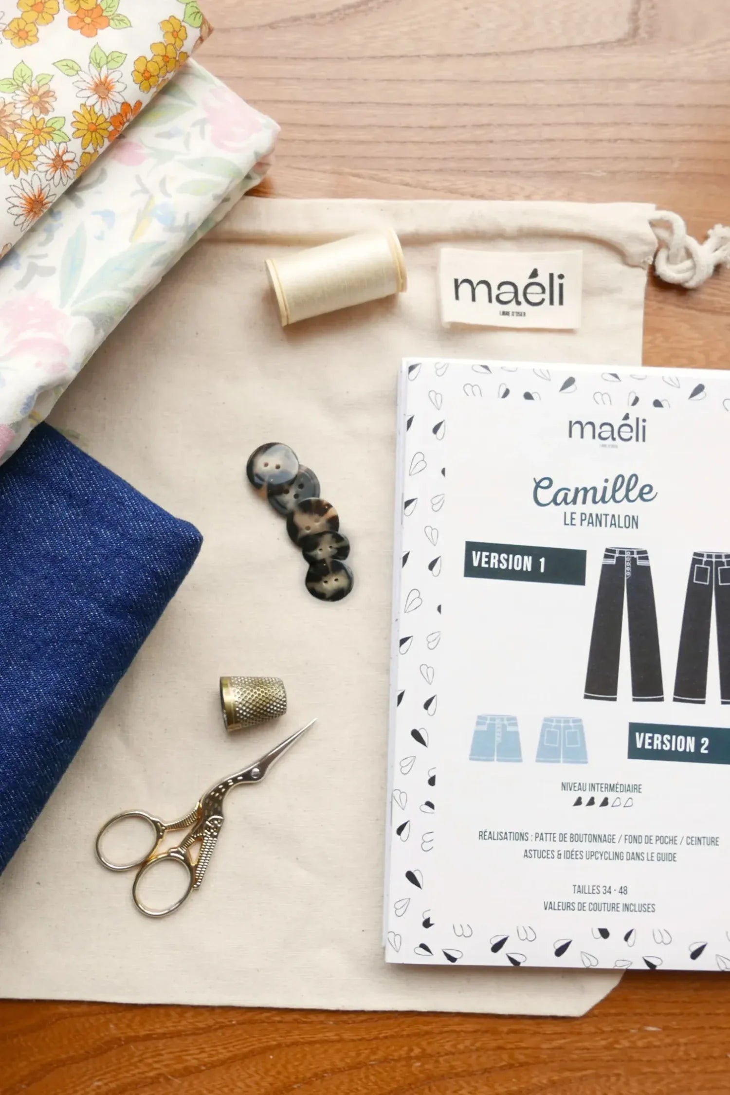 Contenus du kit couture pour réaliser le pantalon Camille Maéli Paris.