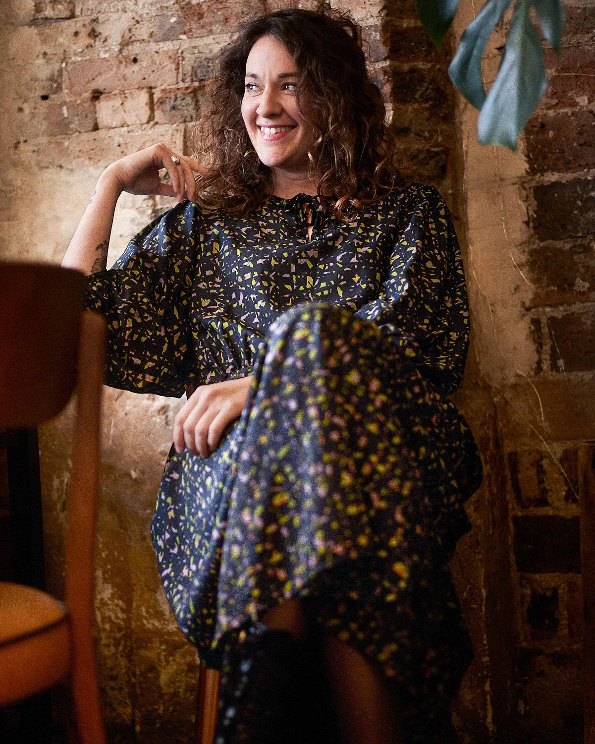 Kit couture Maéli et Atelier Brunette, robe ressourcée, longues, noir à motifs.