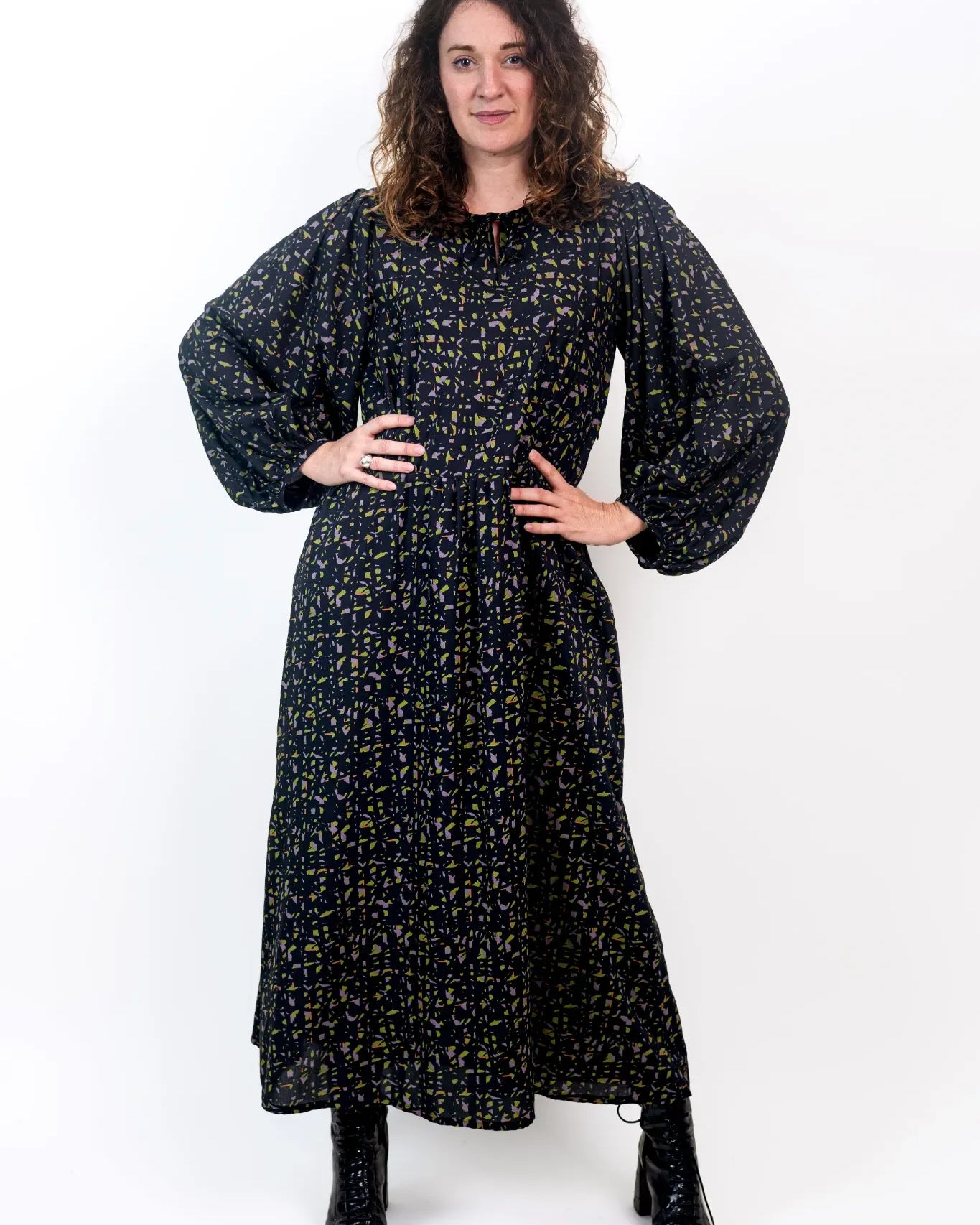 Kit couture Maéli et Atelier Brunette, robe ressourcée, longues ceinturée noire à motifs.