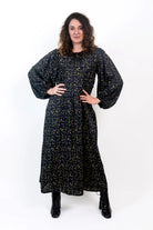 Kit couture Maéli et Atelier Brunette, robe ressourcée, longues ceinturée noire à motifs.