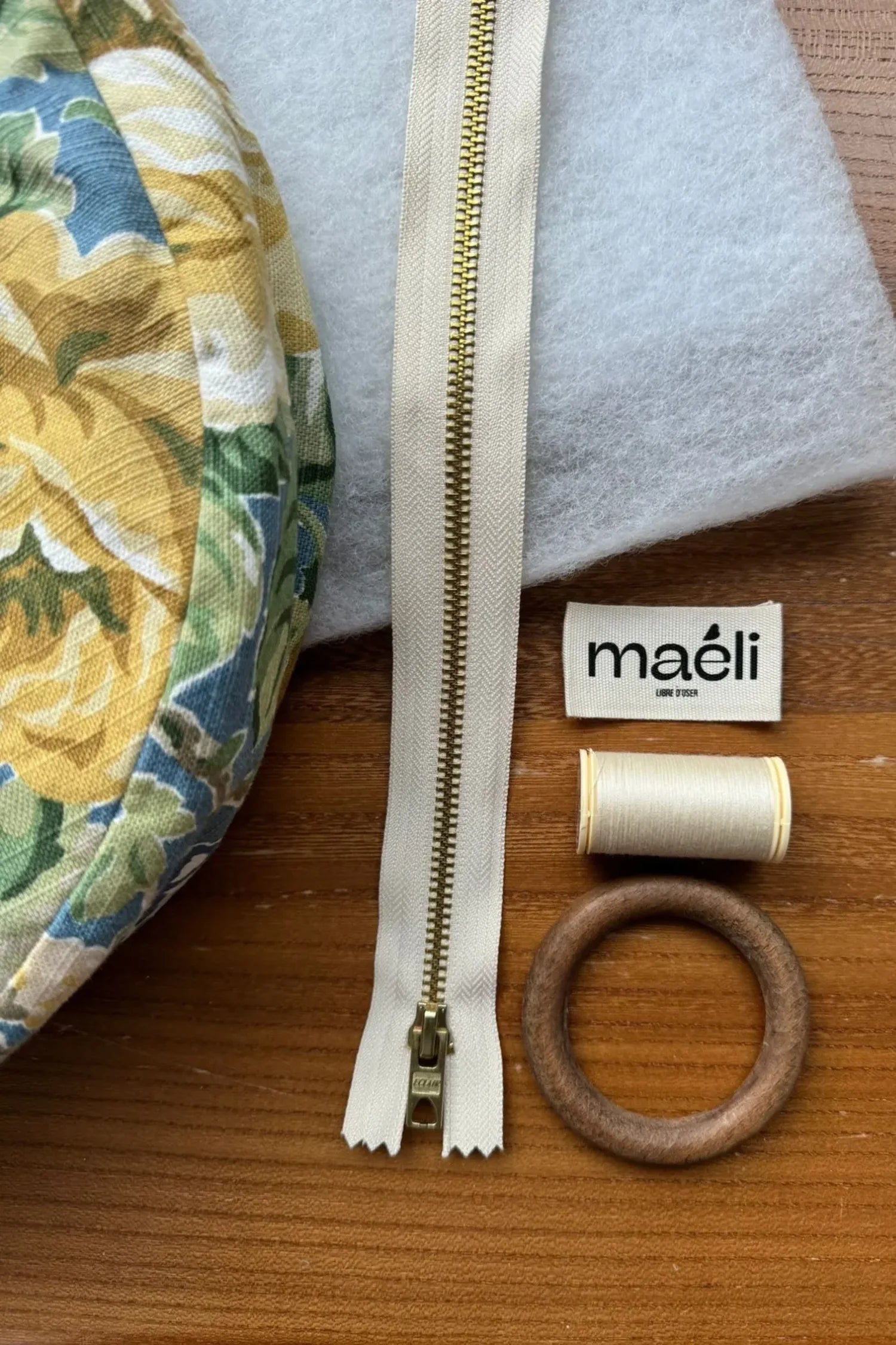 Kit mercerie écru pour réaliser le sac demi-lune Noémie de Maéli.