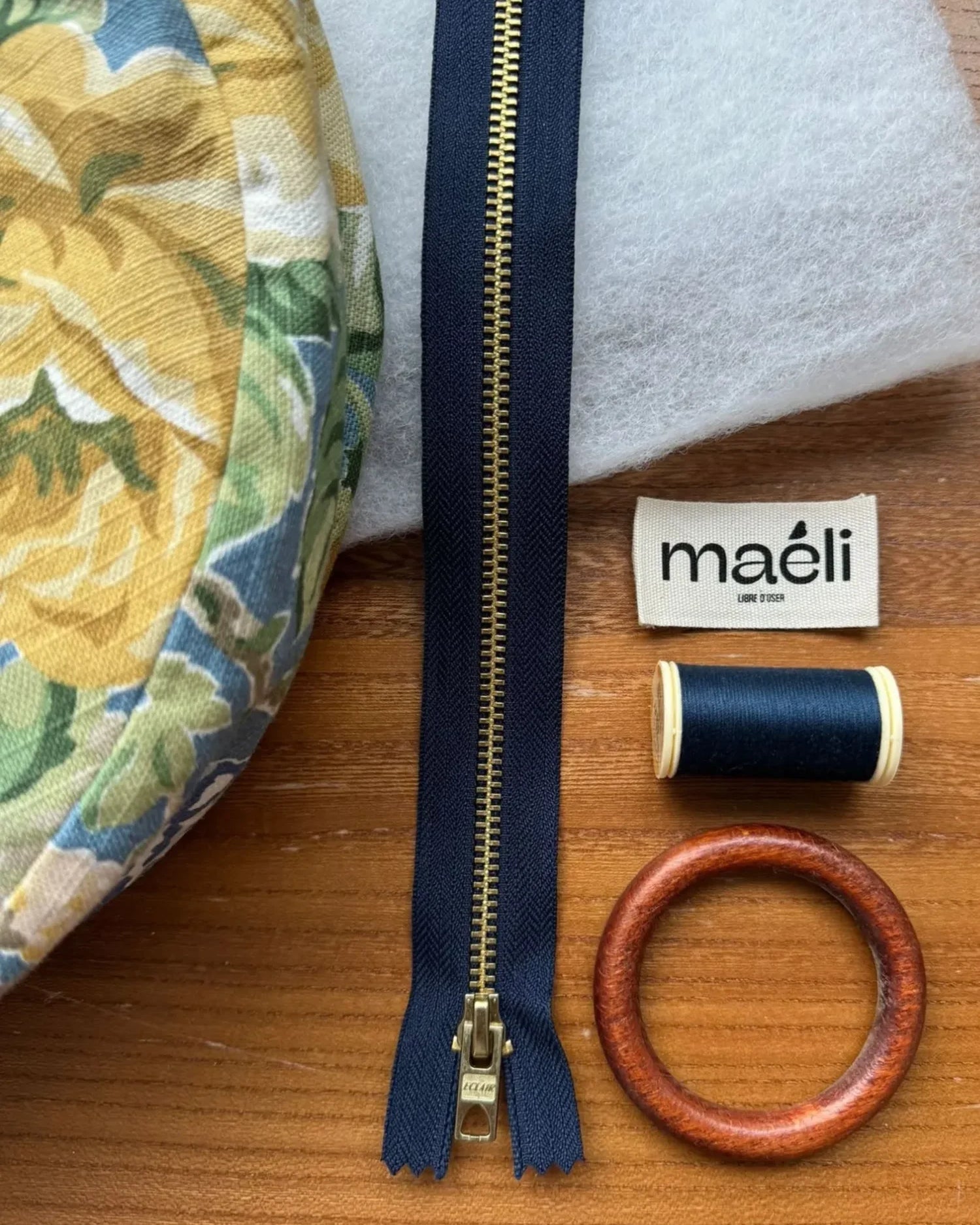 Kit mercerie marine pour réaliser le sac demi-lune Noémie de Maéli.