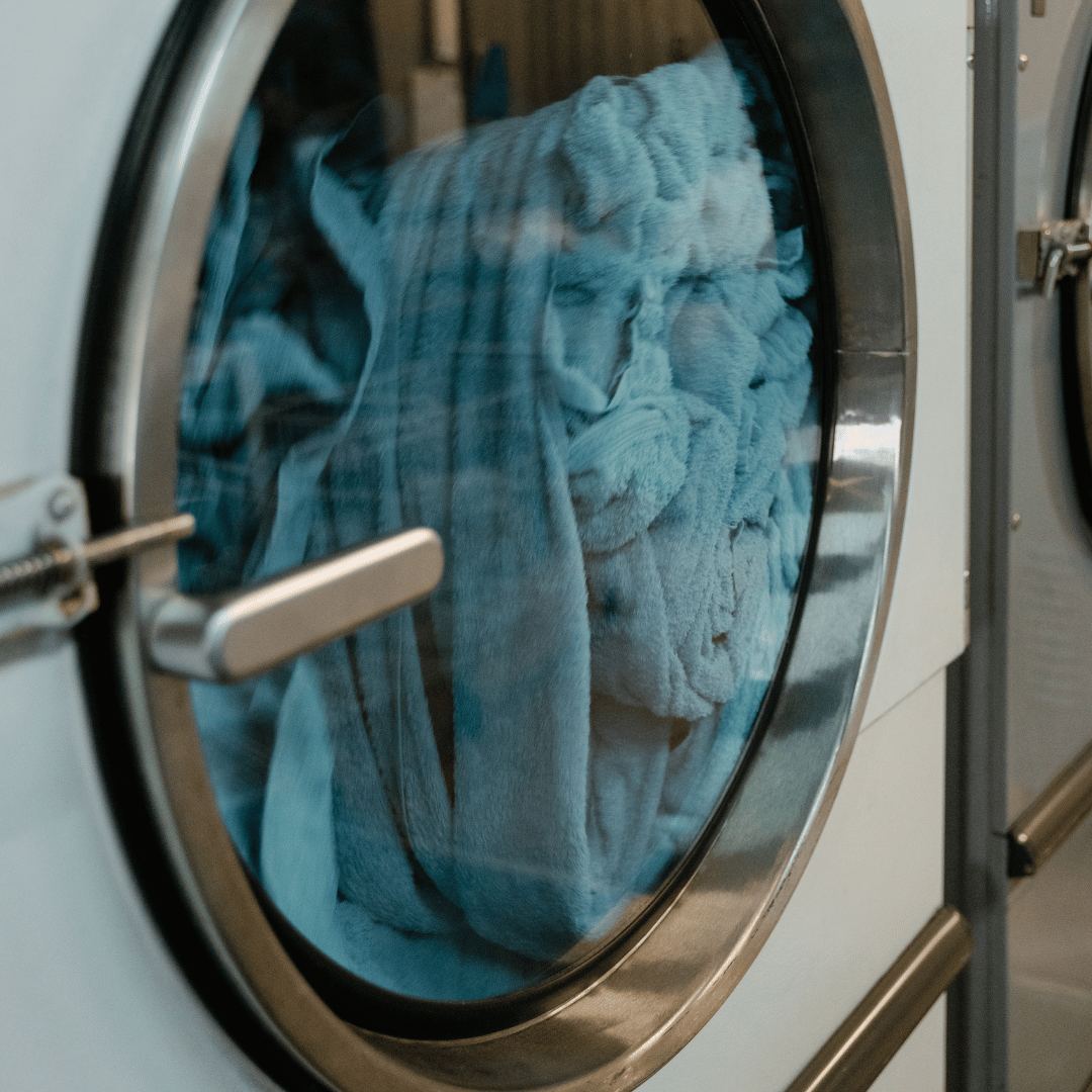 les tissus dans la machine à laver