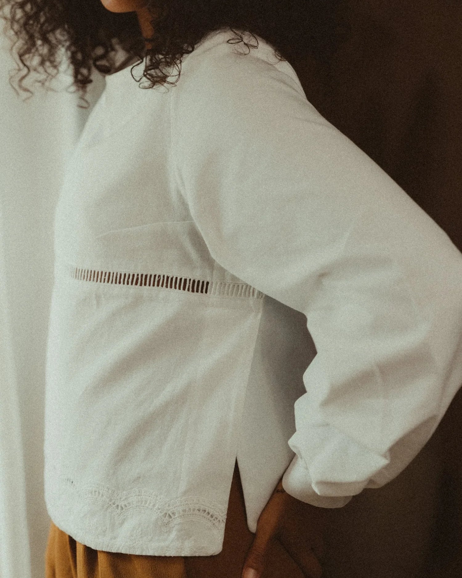 Patron couture blouse blanc Alice avec détail sur le devant, upcycling d'un drap.