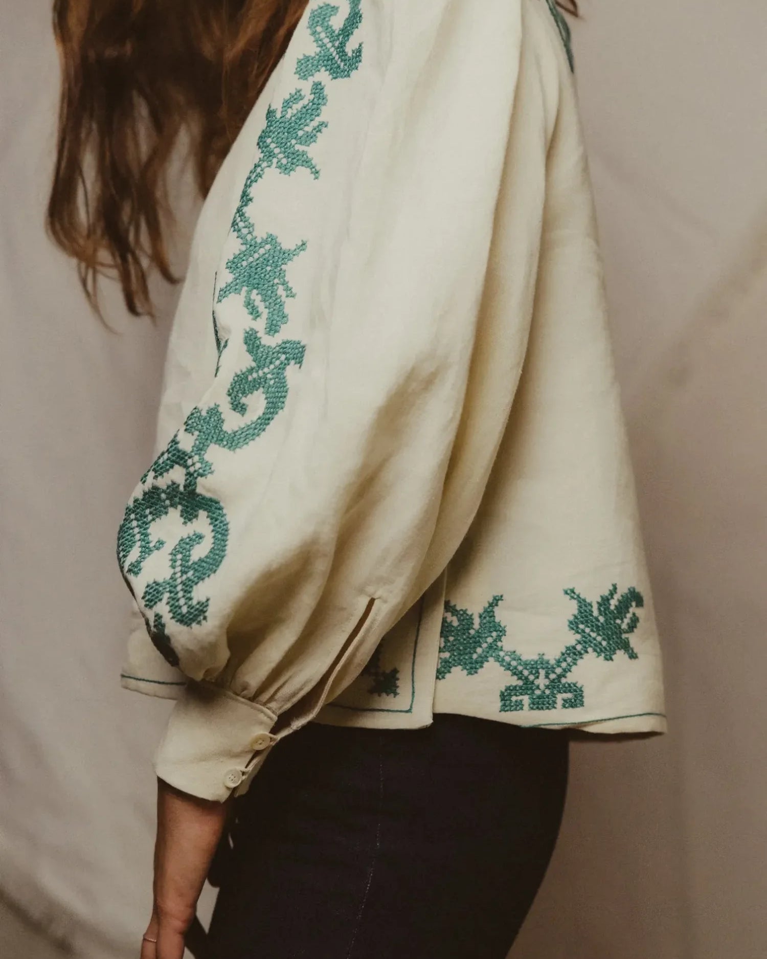 Blouse écrue Alice avec broderie verte, détail de manche et fermeture à bouton. Patron de couture upcycling Maéli Paris.