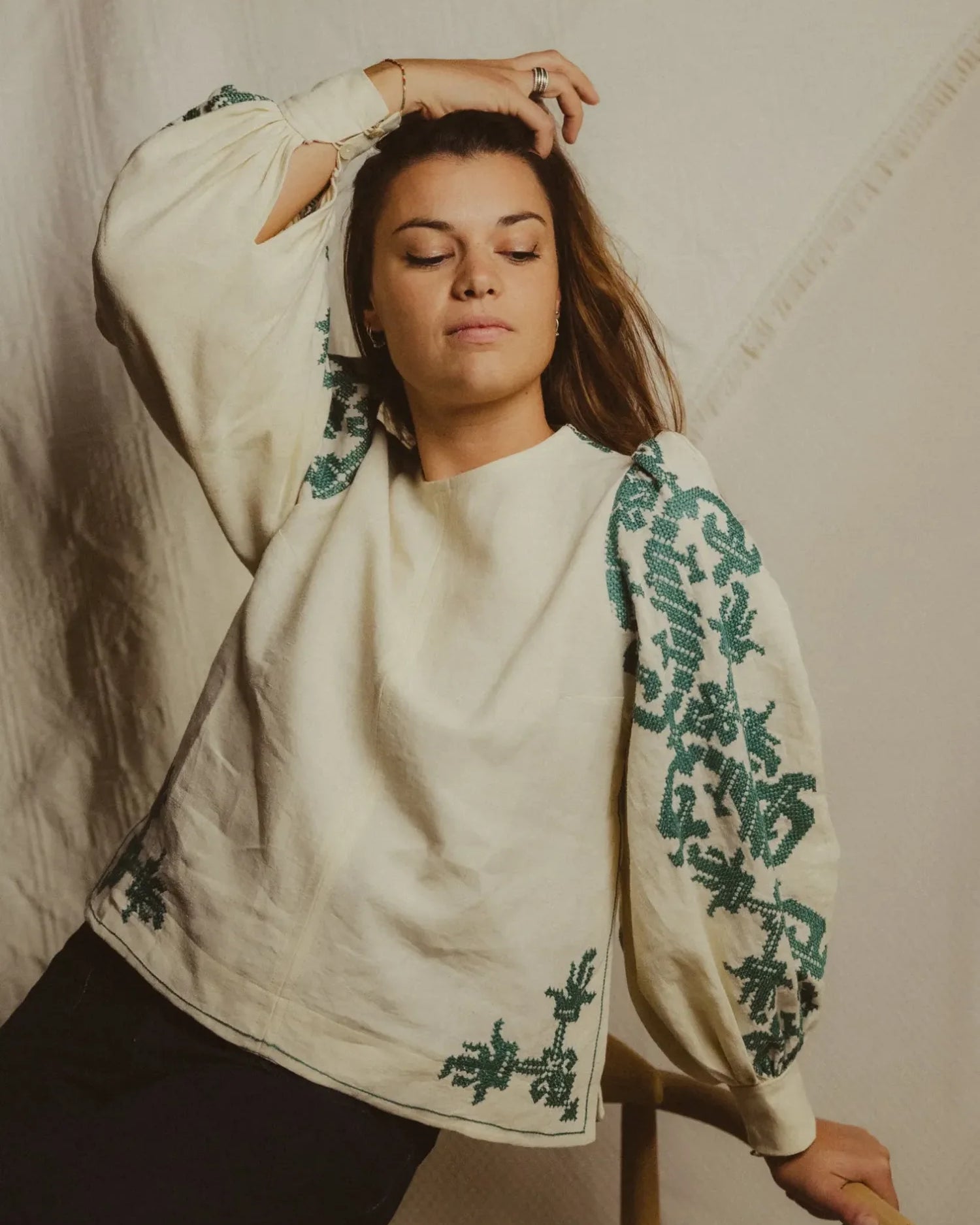 Blouse Alice, upcycling d'une nappe avec broderie verte. Projet de couture upcycling.