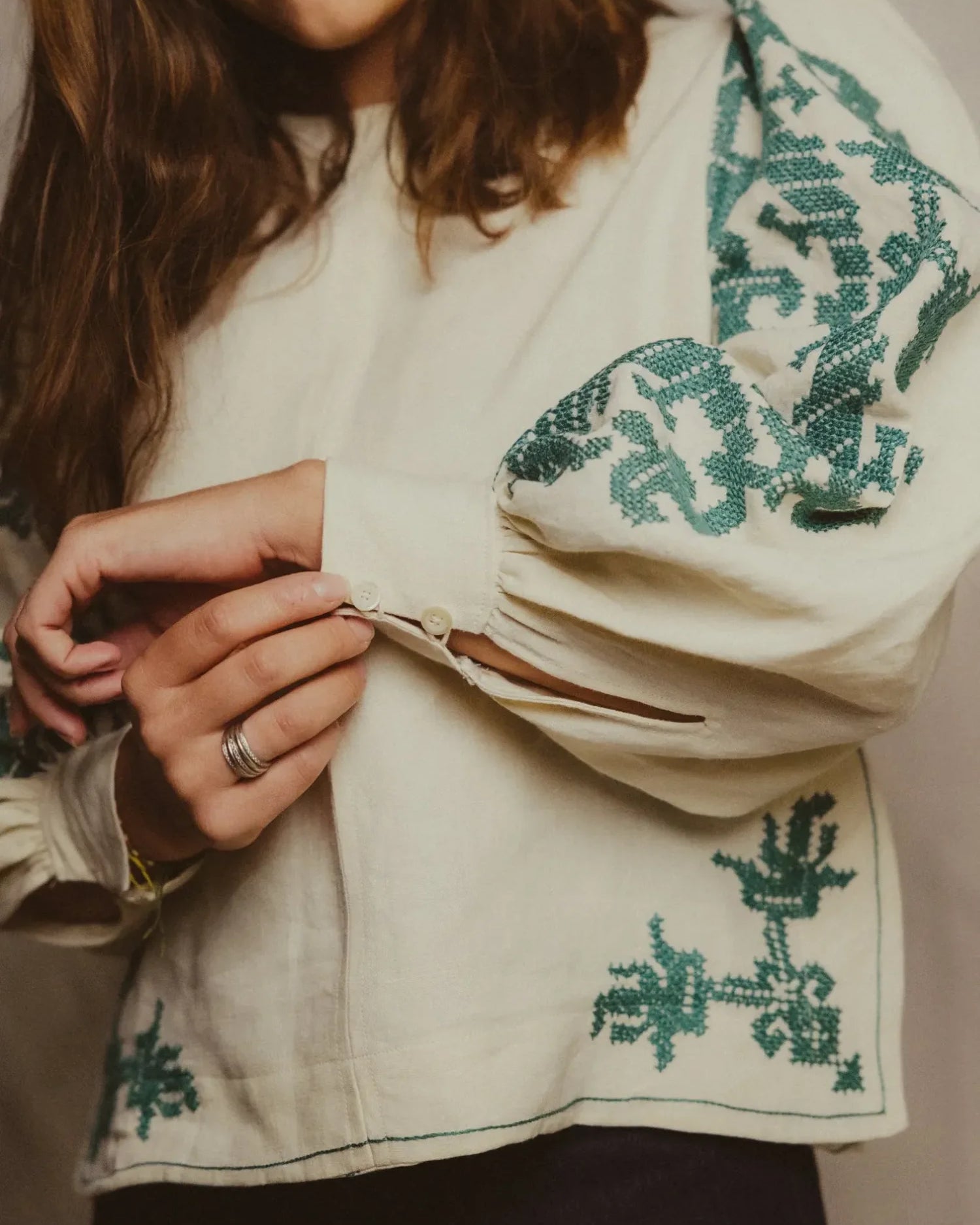 Patron blouse Alice avec broderie verte, upcycling nappe. Boutons sur les manches.