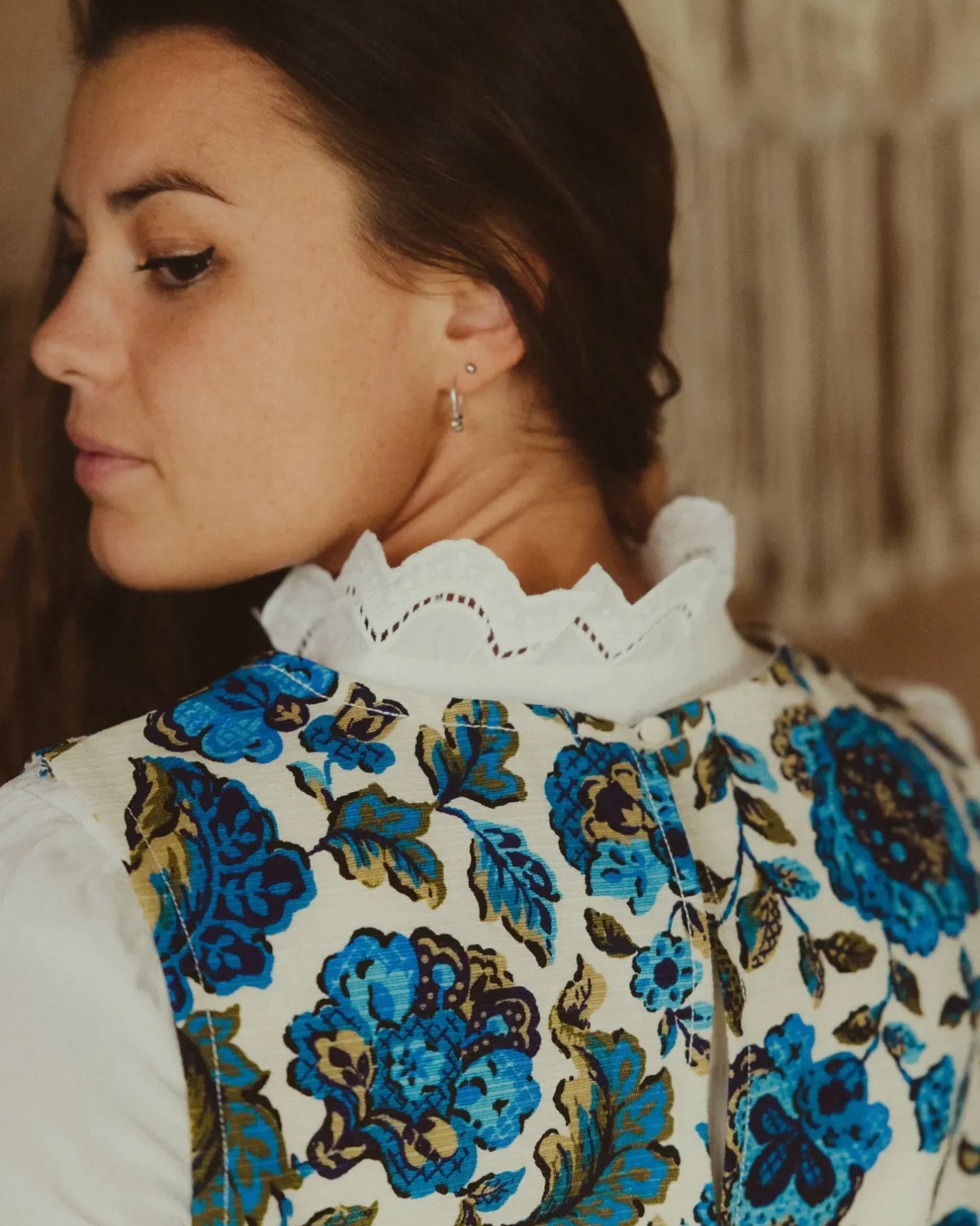 Surblouse Alice avec fermeture au dos. Upcycling d'un rideau vintage fleuri bleu.