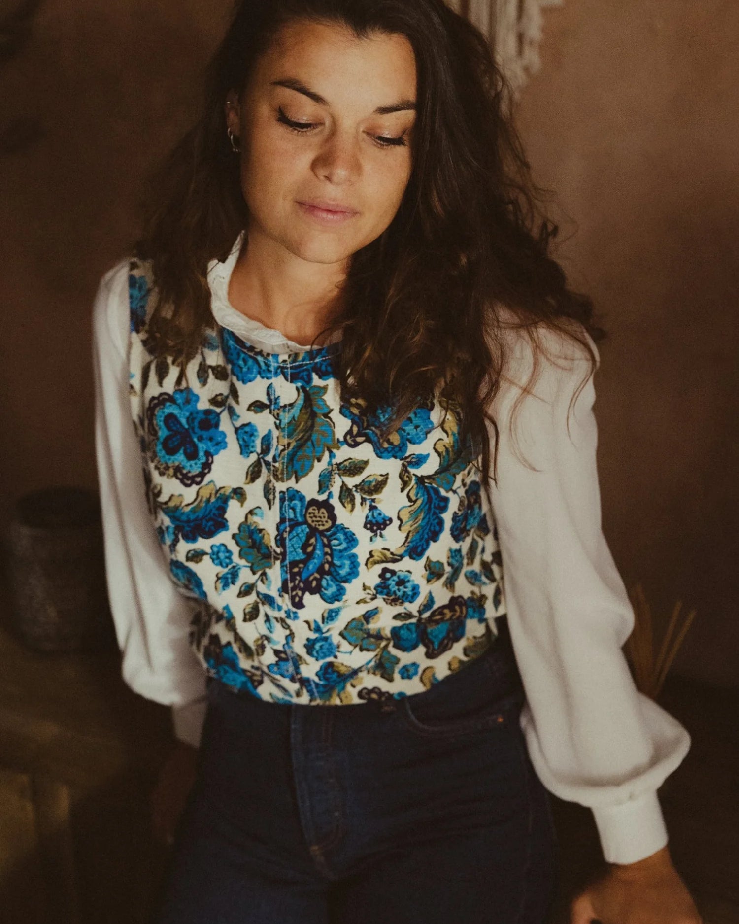 Surblouse à fleurs bleues, patron Alice upcycling d'un rideau vintage.
