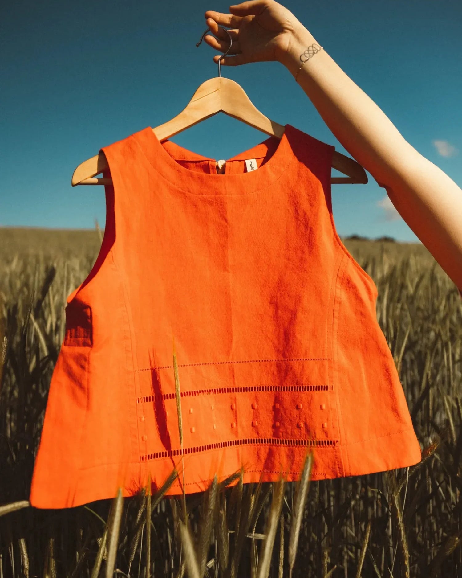 Top d'été orange Alice avec détails de couture et broderie. Projet d'upcycling facile.