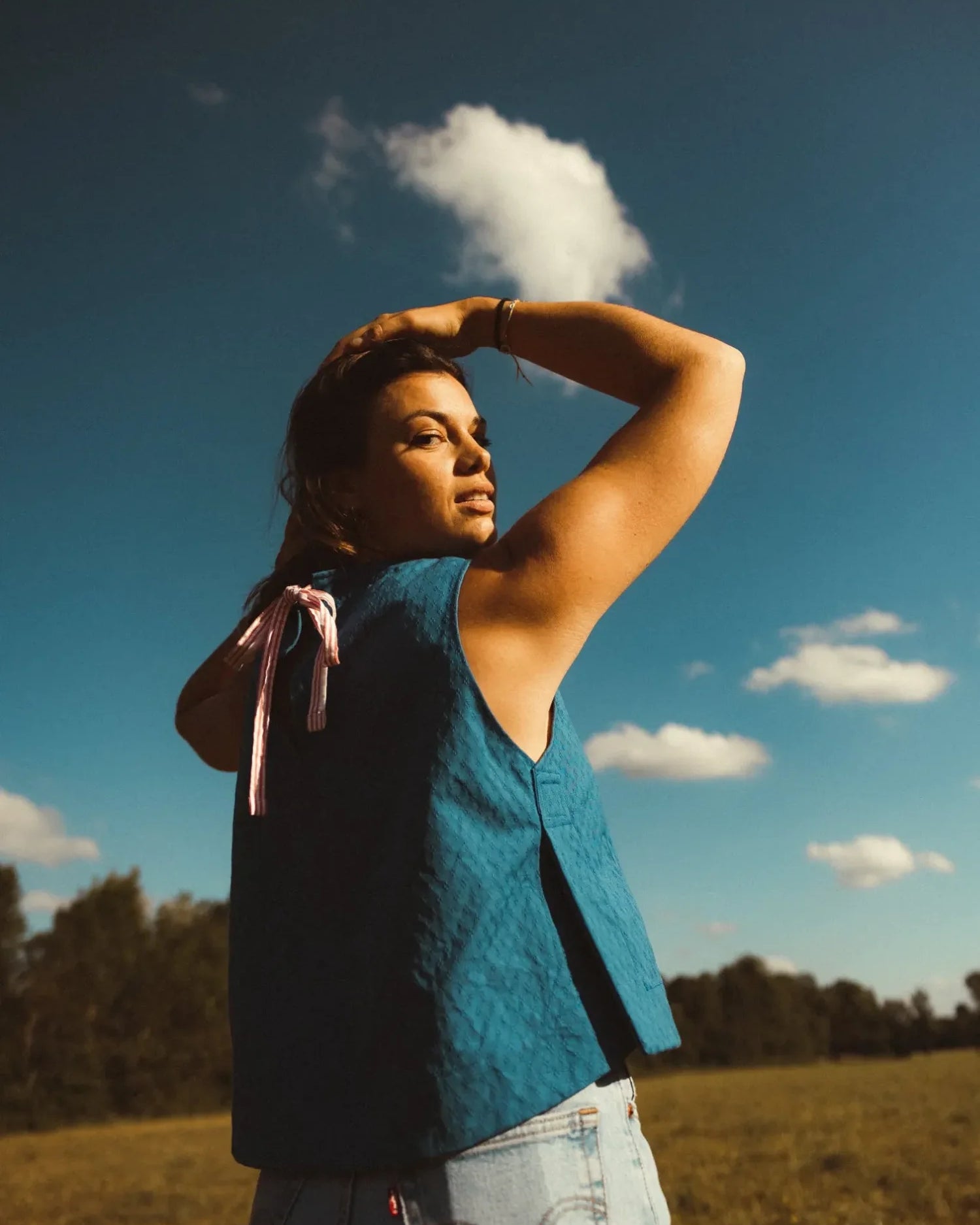 Top d'été bleu Alice avec noeud dans le dos, simple pour projet de couture upcycling.