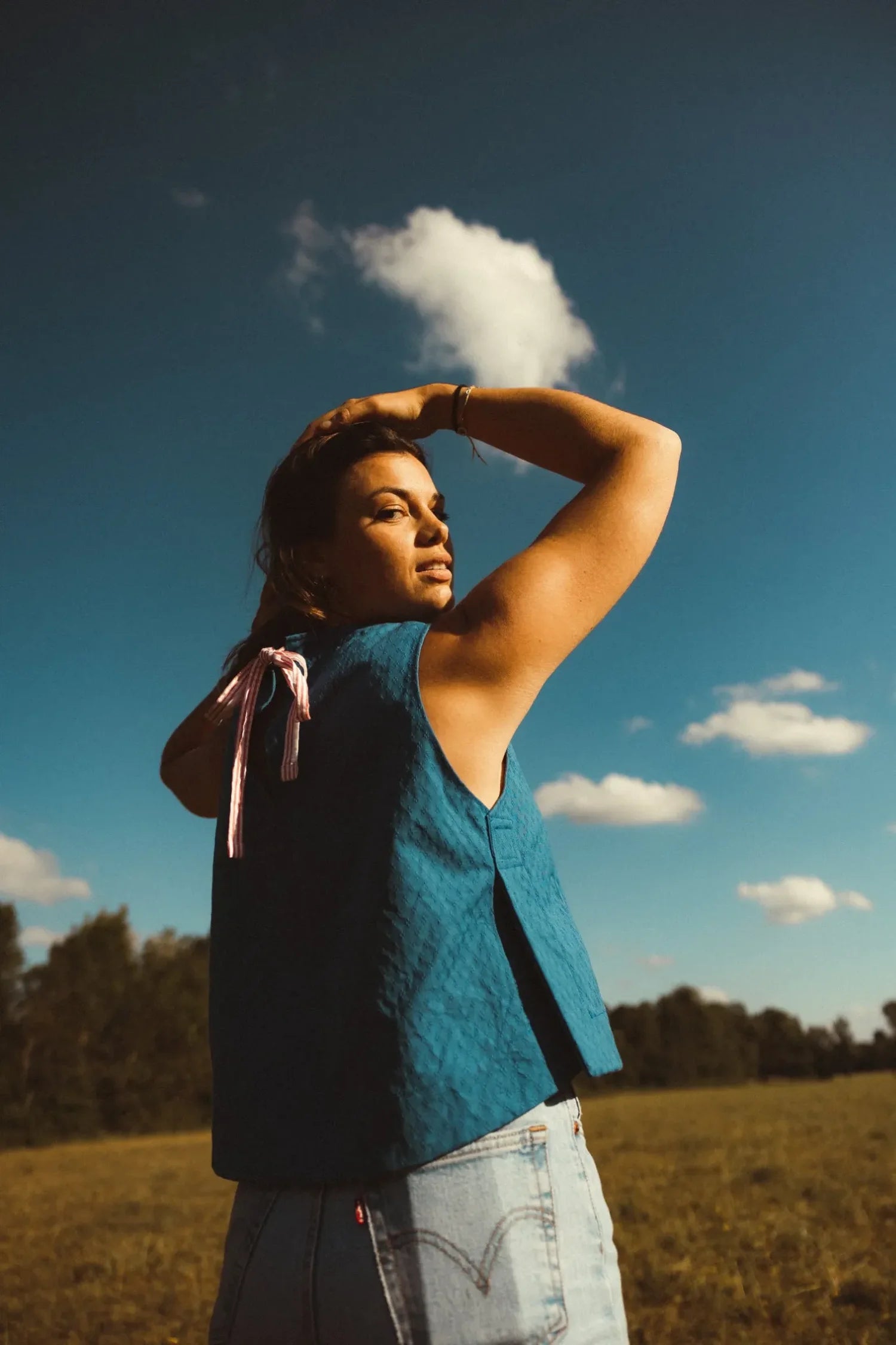 Top d'été bleu Alice avec noeud dans le dos, simple pour projet de couture upcycling.