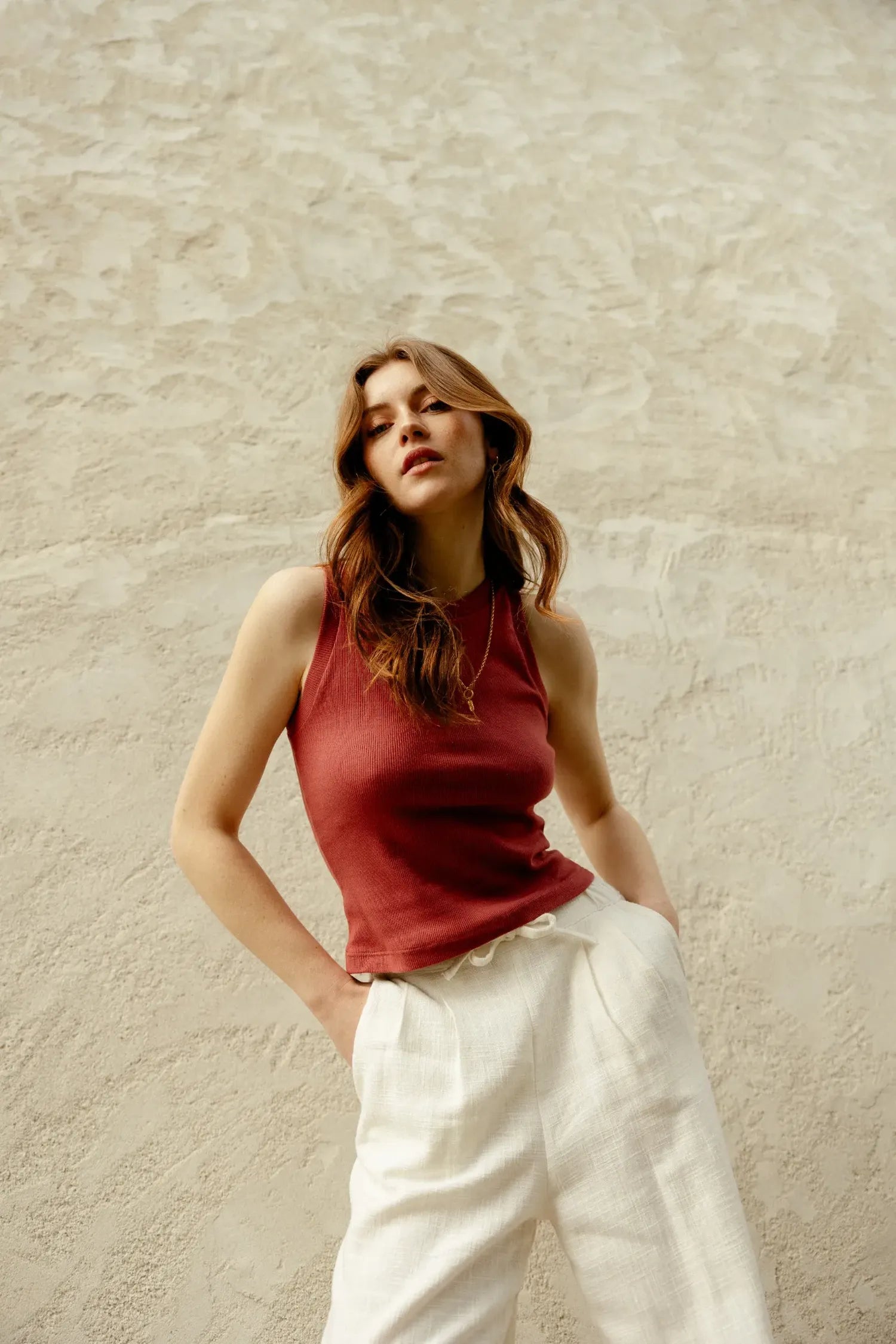 Patron de couture facile Maéli, débardeur Alizée en rouge bordeaux.