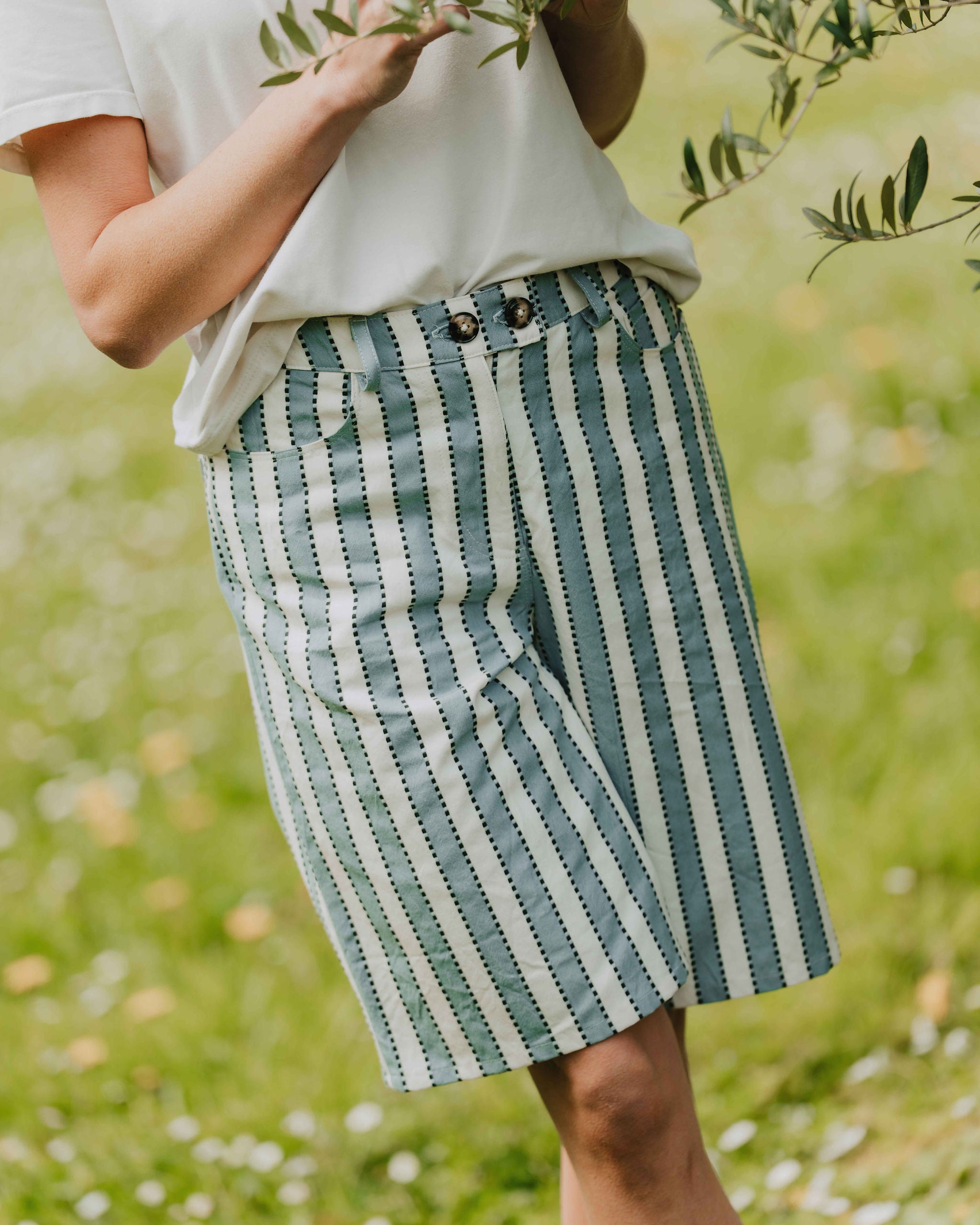 Patron de couture bermuda Zoé avec ceinture à passants et boutonnage devant