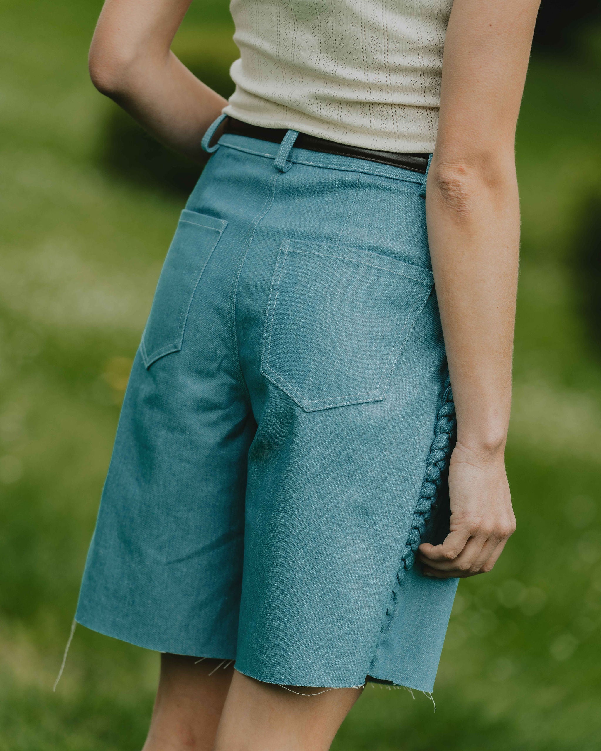 Patron de couture bermuda Zoé vue dos avec coupe droite et taille ajustée