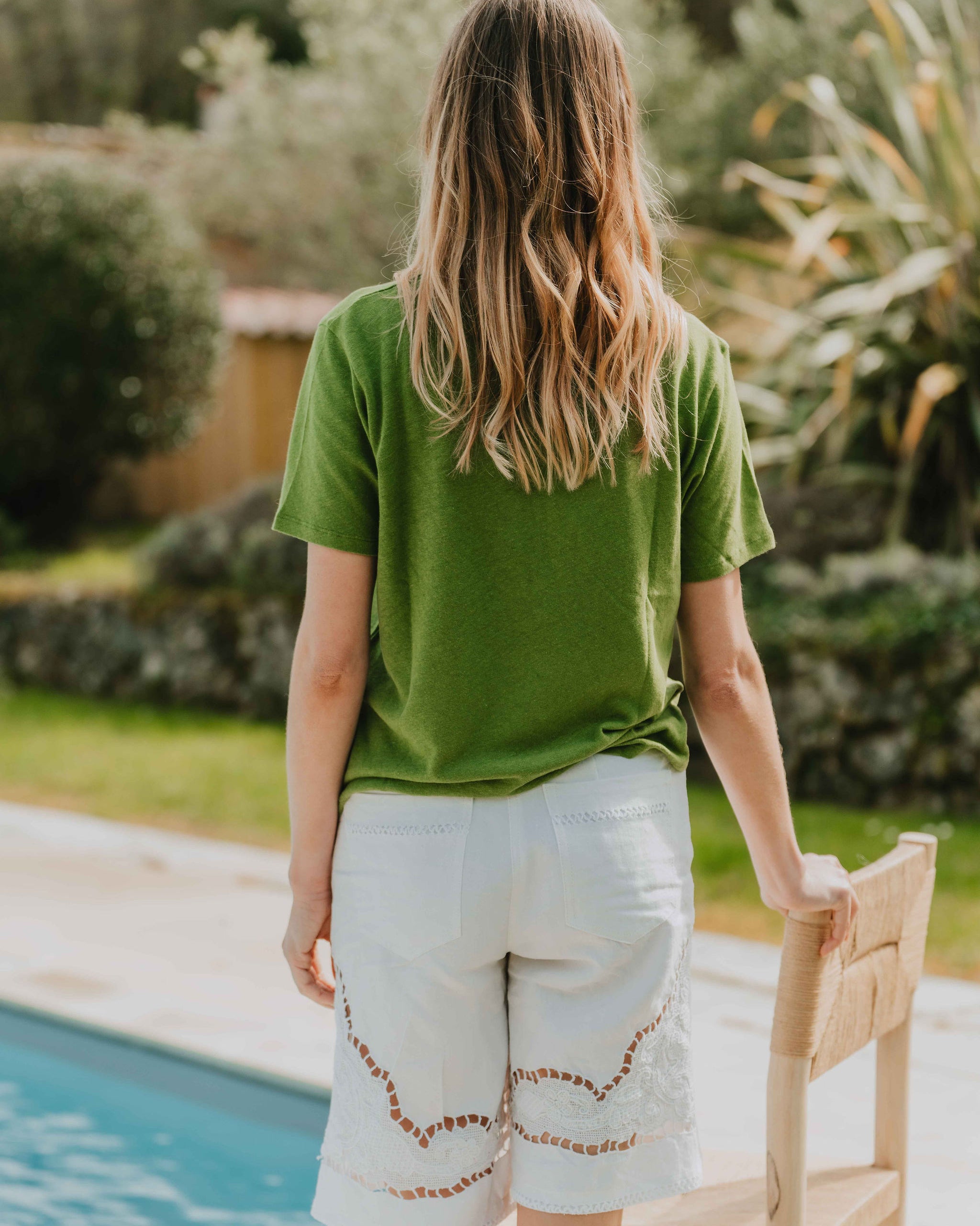 Patron de couture bermuda Zoé dos avec poches et détails de broderie