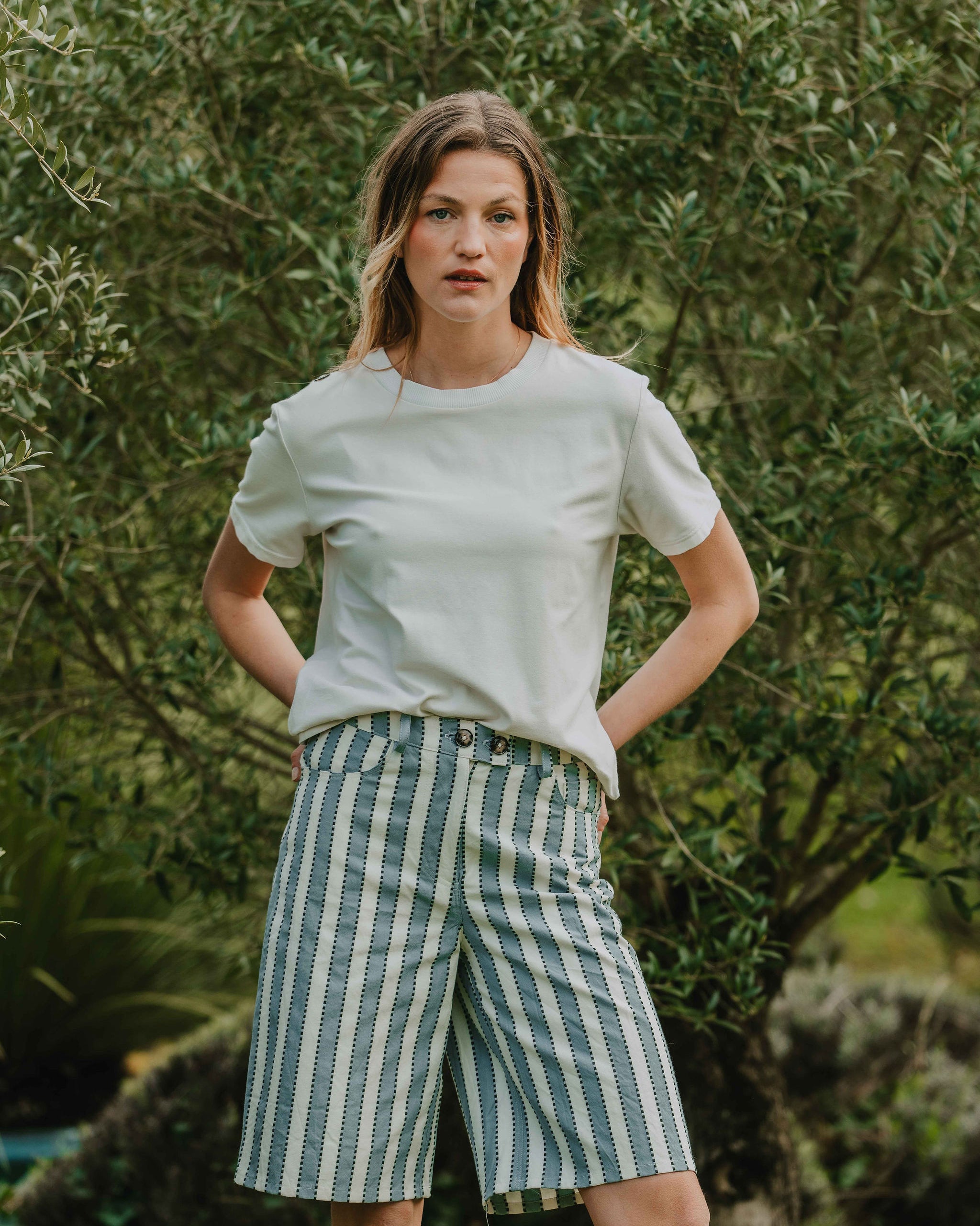 Patron de couture bermuda Zoé taille haute avec ceinture et poches devant, modèle femme