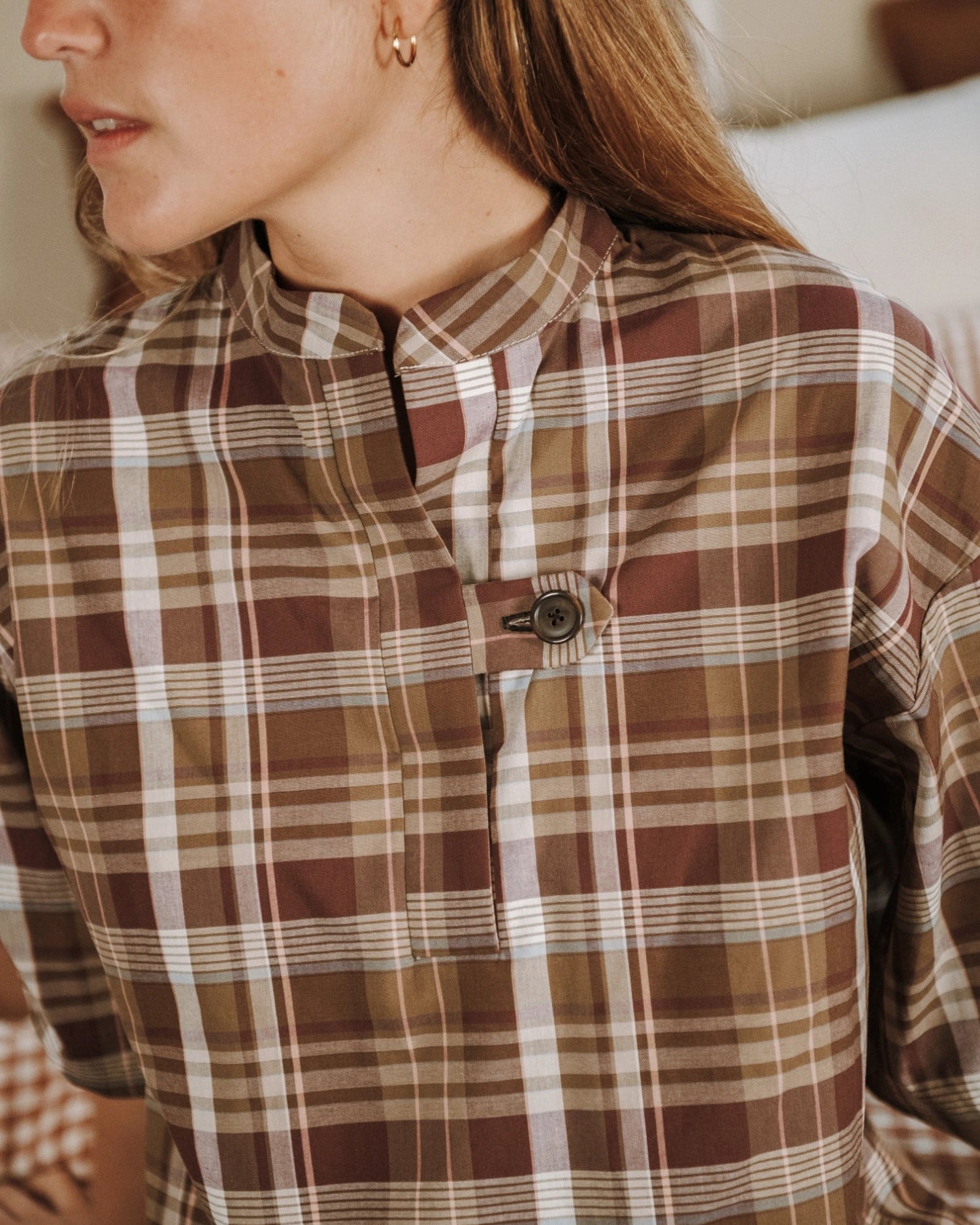 Blouse Marion à carreaux avec patte polo.