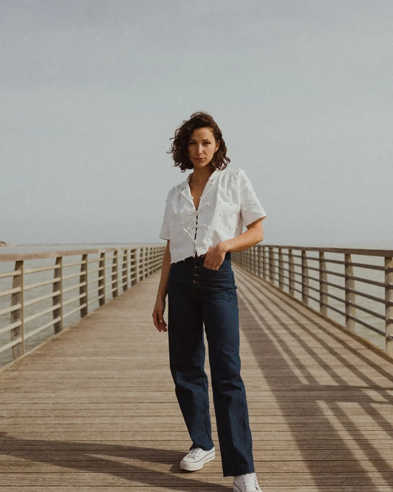 Pantalon Camille avec boutons vintage et coupe ajustée en denim. Patron couture Maéli.