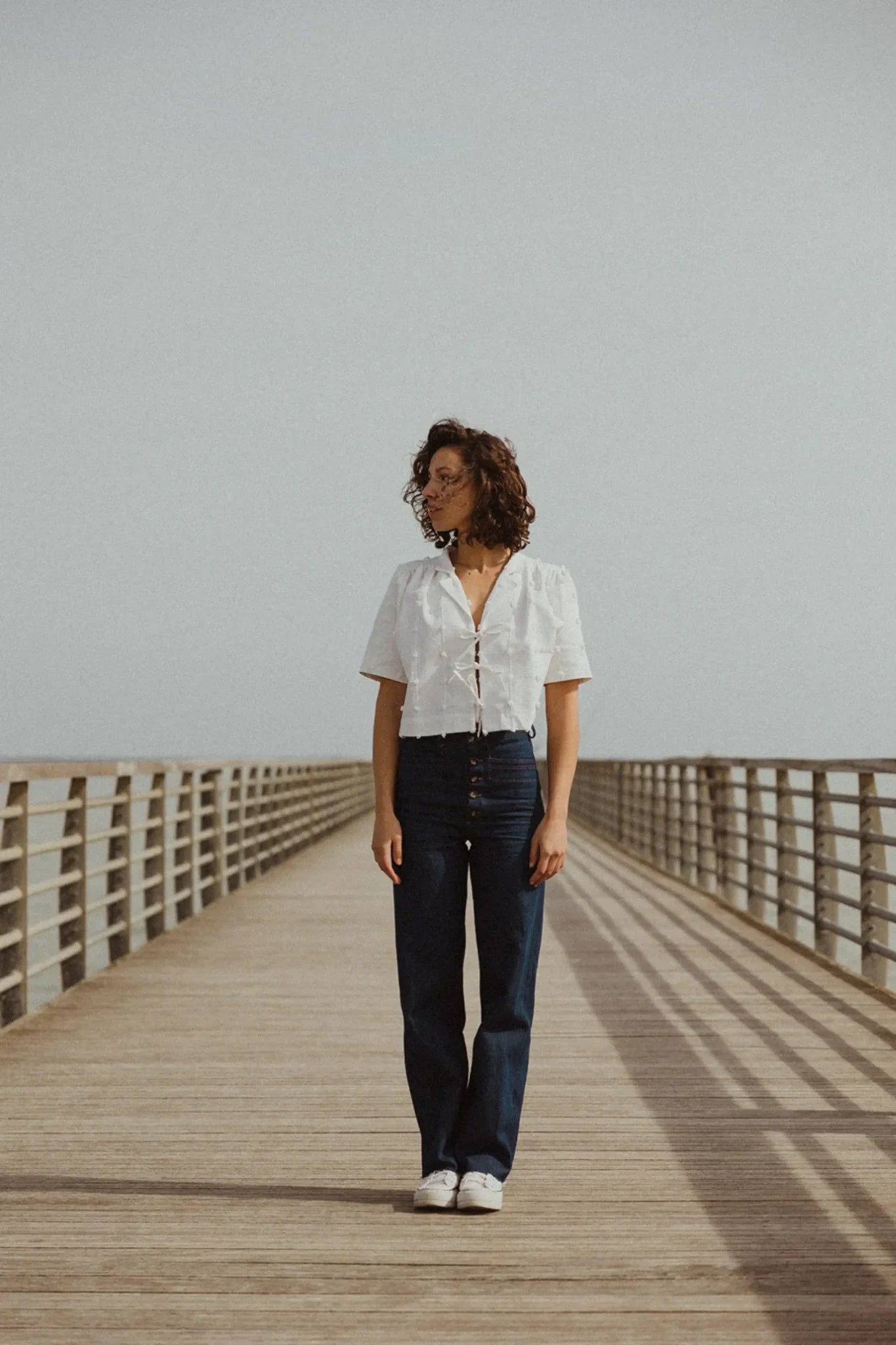 Pantalon denim droit, patte de boutonnage. Patron couture Maéli.