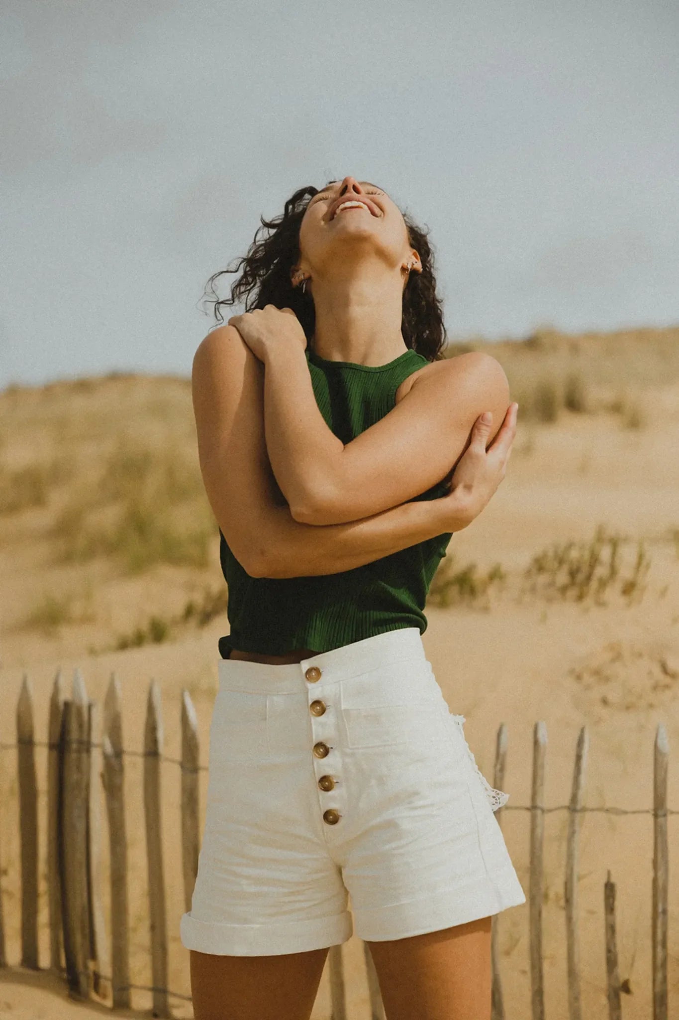 Short blanc Camille, boutons en bois style rétro. Patron Maéli.