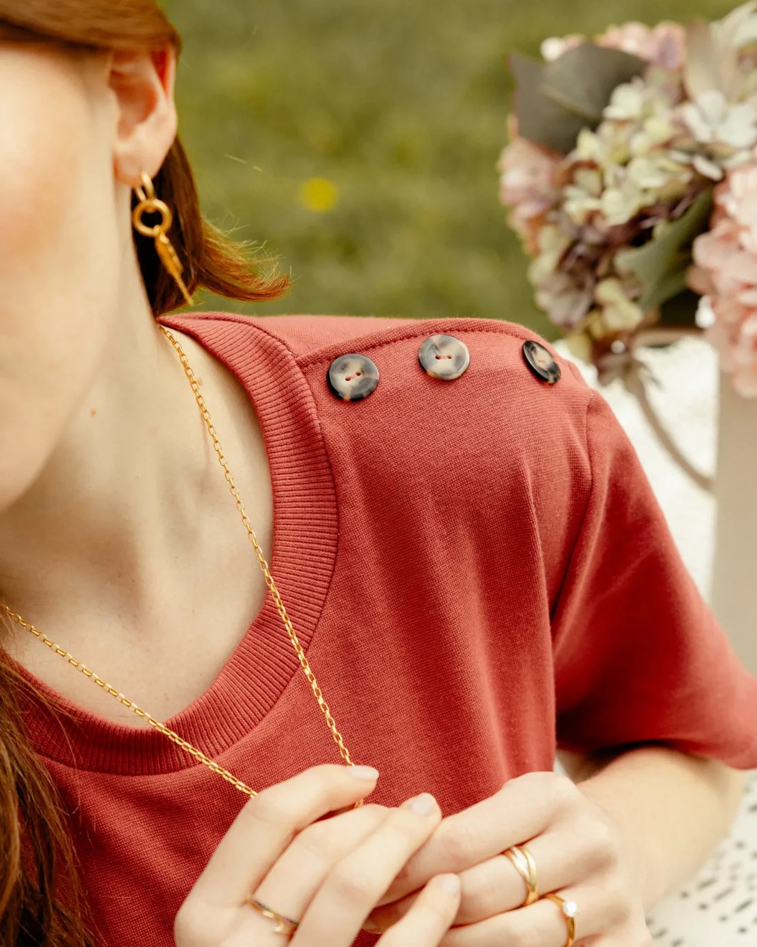 Les boutons du t-shirt rouge Capucine de Maéli Paris.