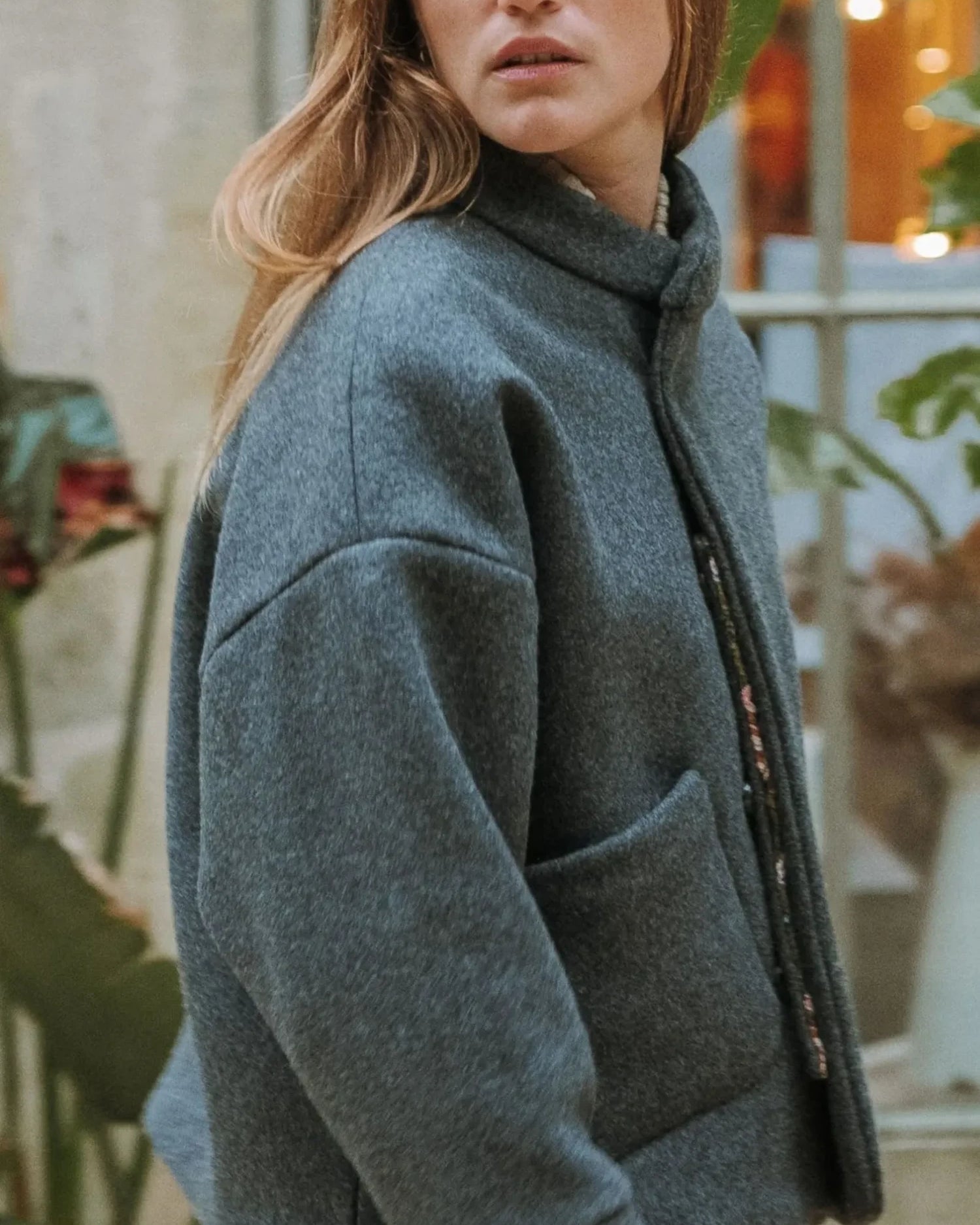 Carole de Maéli, un manteau court et ample, avec de longues manches rondes.