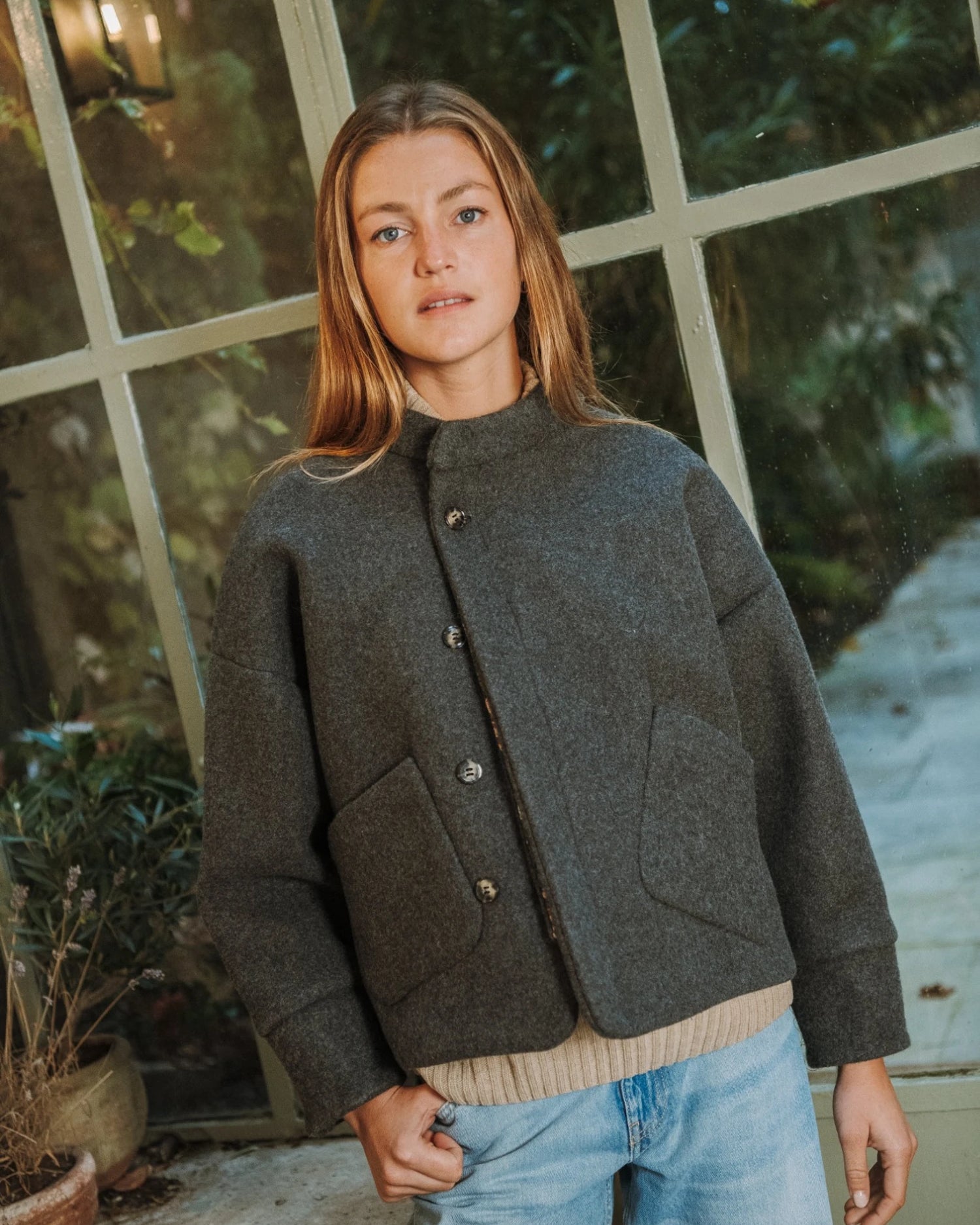 Veste Carole à poches et boutonnée en laine grise.