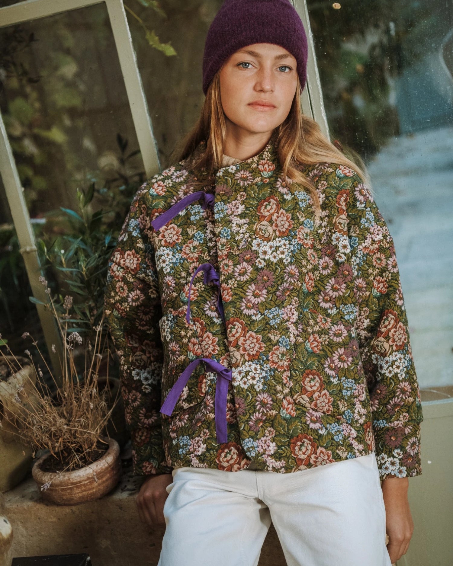 Patron de la veste Carole avec fermeture à nœuds. Tissu vintage fleuri upcyclé.