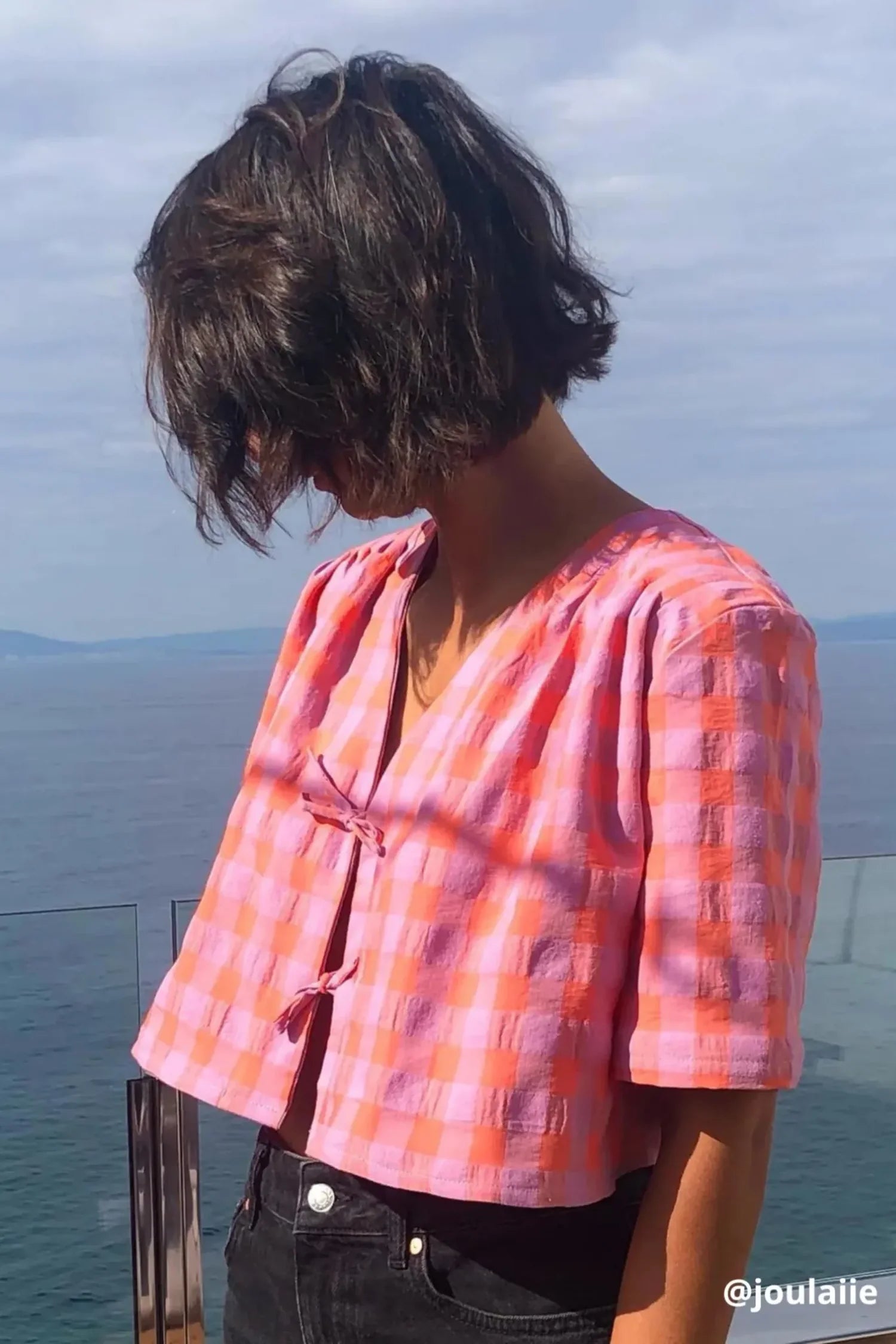 Chemisette Sacha rose avec col V, plis plats et liens décoratifs.