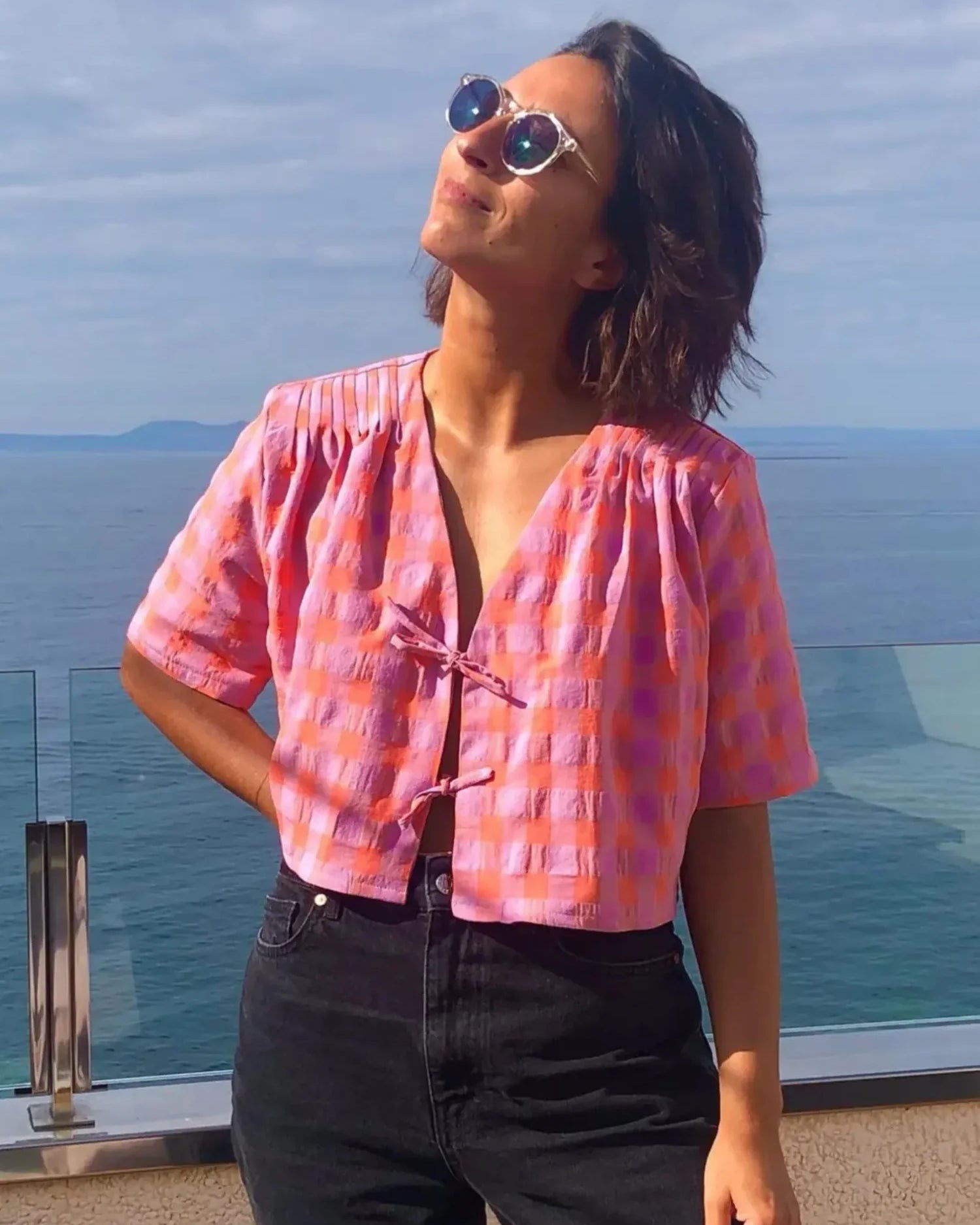Patron chemisette Sacha rose avec plis sur les épaules et fermeture à liens.
