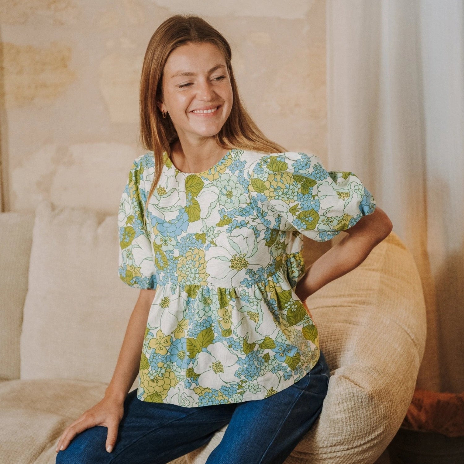 Patron de couture, la blouse Chloé Maéli Paris en drap upcyclé, modèle avec empiècements.