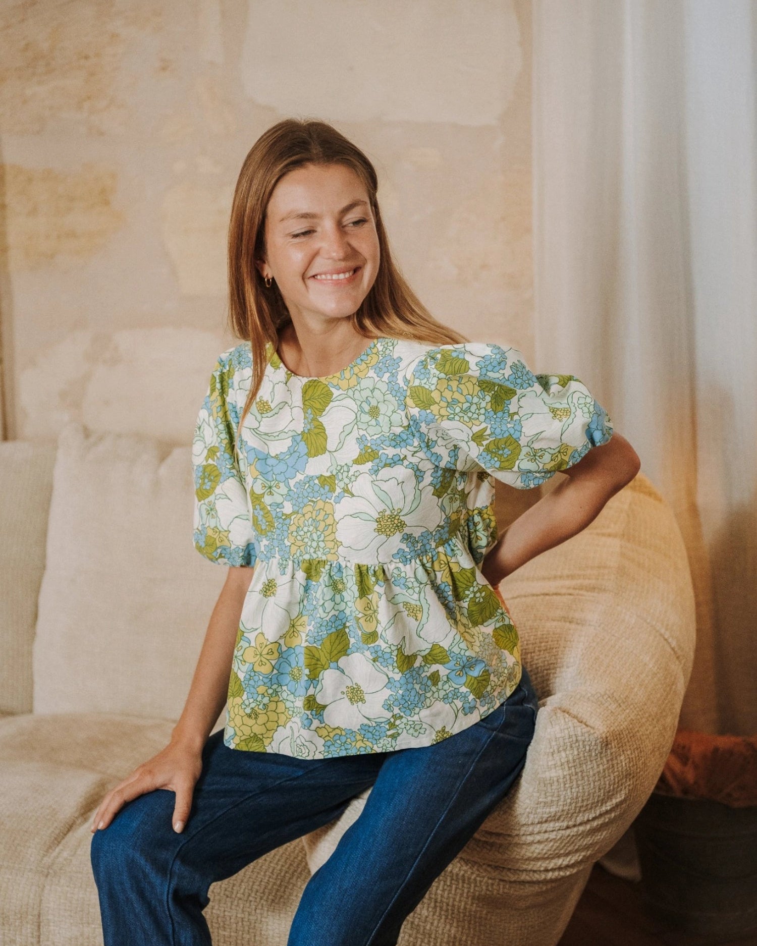 Patron de couture, la blouse Chloé Maéli Paris en drap upcyclé, modèle avec empiècements.